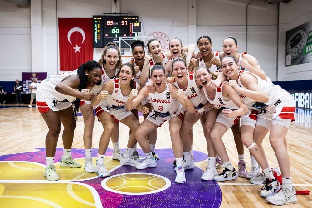 Las jugadoras de España U18 celebran el pase a cuartos de final del Eurobasket. Foto: @BaloncestoESP