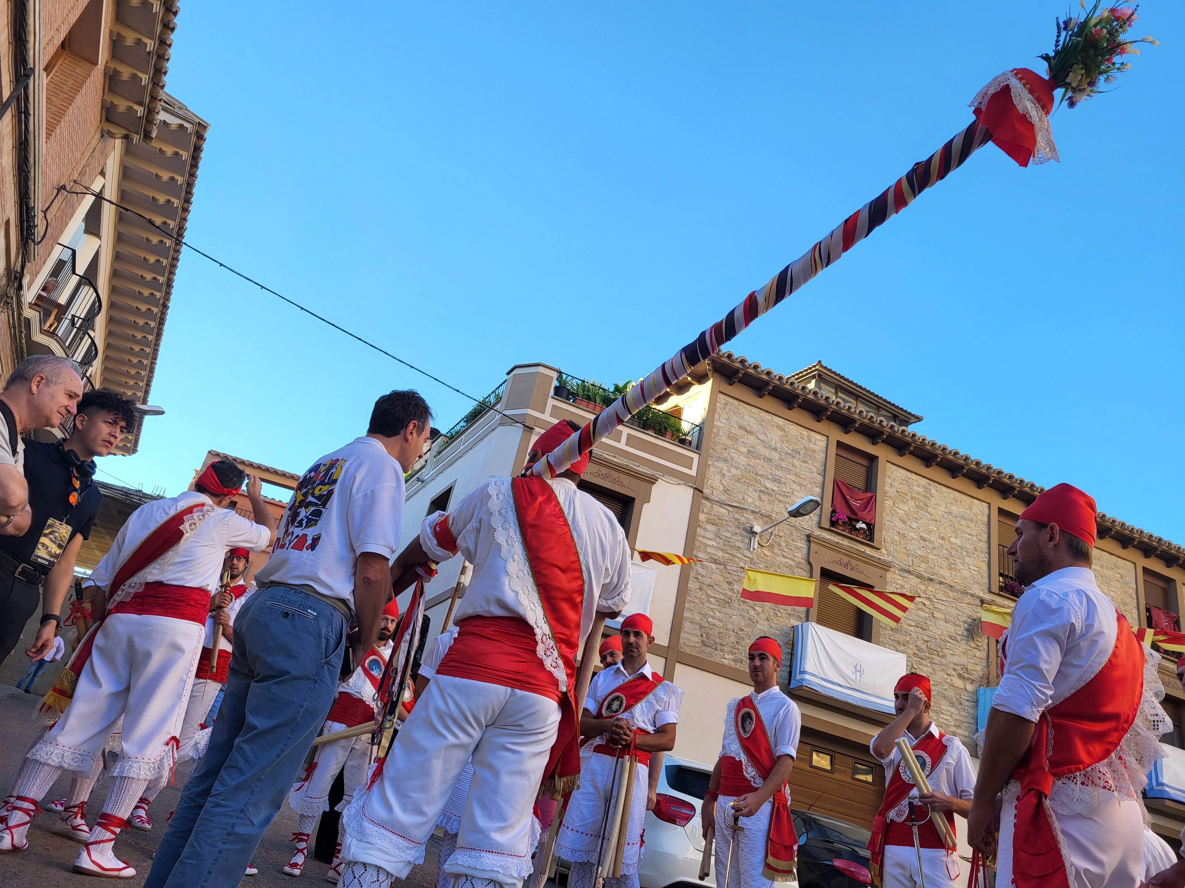 Los danzantes y la Banda de Música de Almudévar. Foto Myriam Martínez