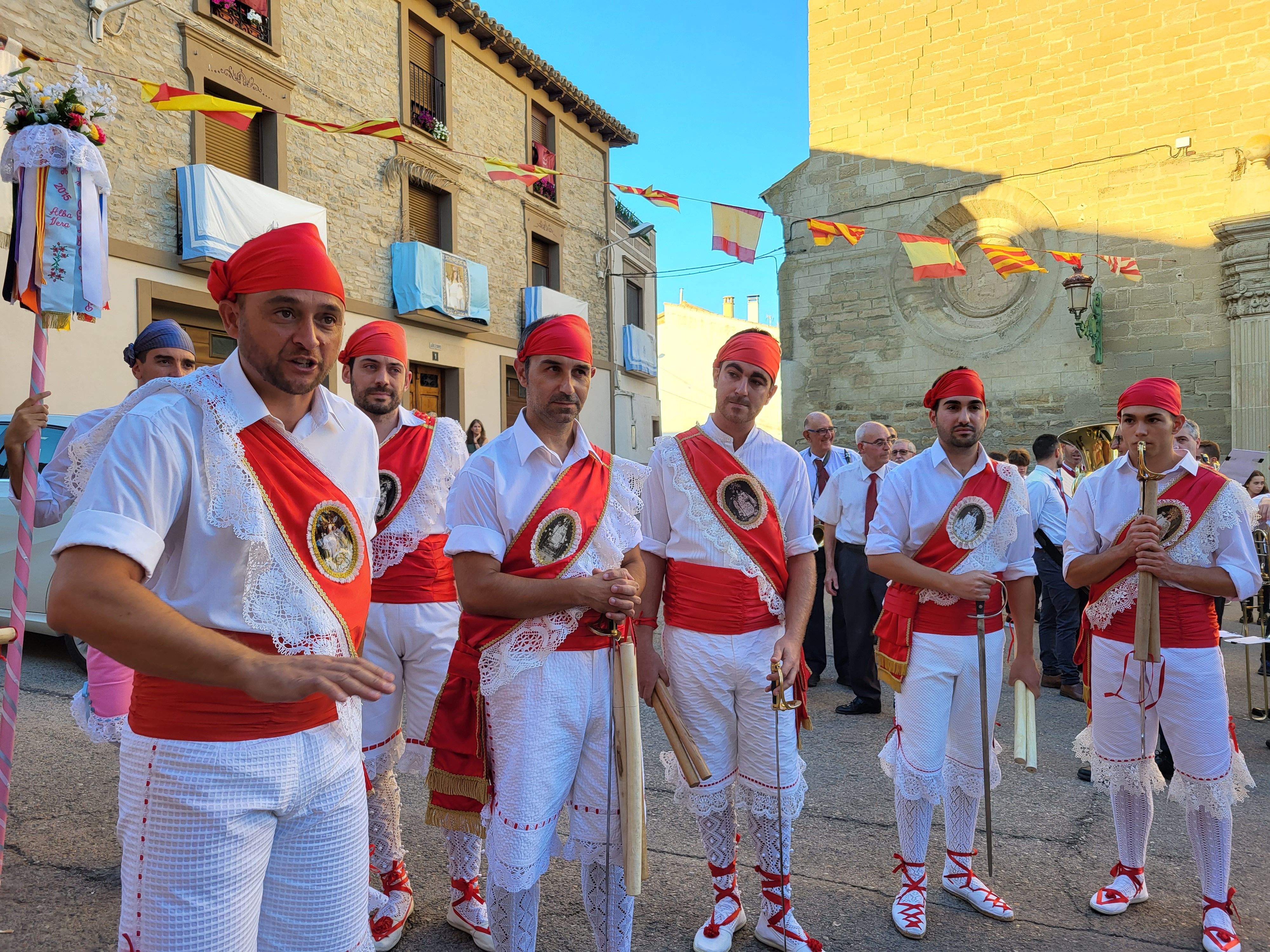 Los danzantes y la Banda de Música de Almudévar. Foto Myriam Martínez 