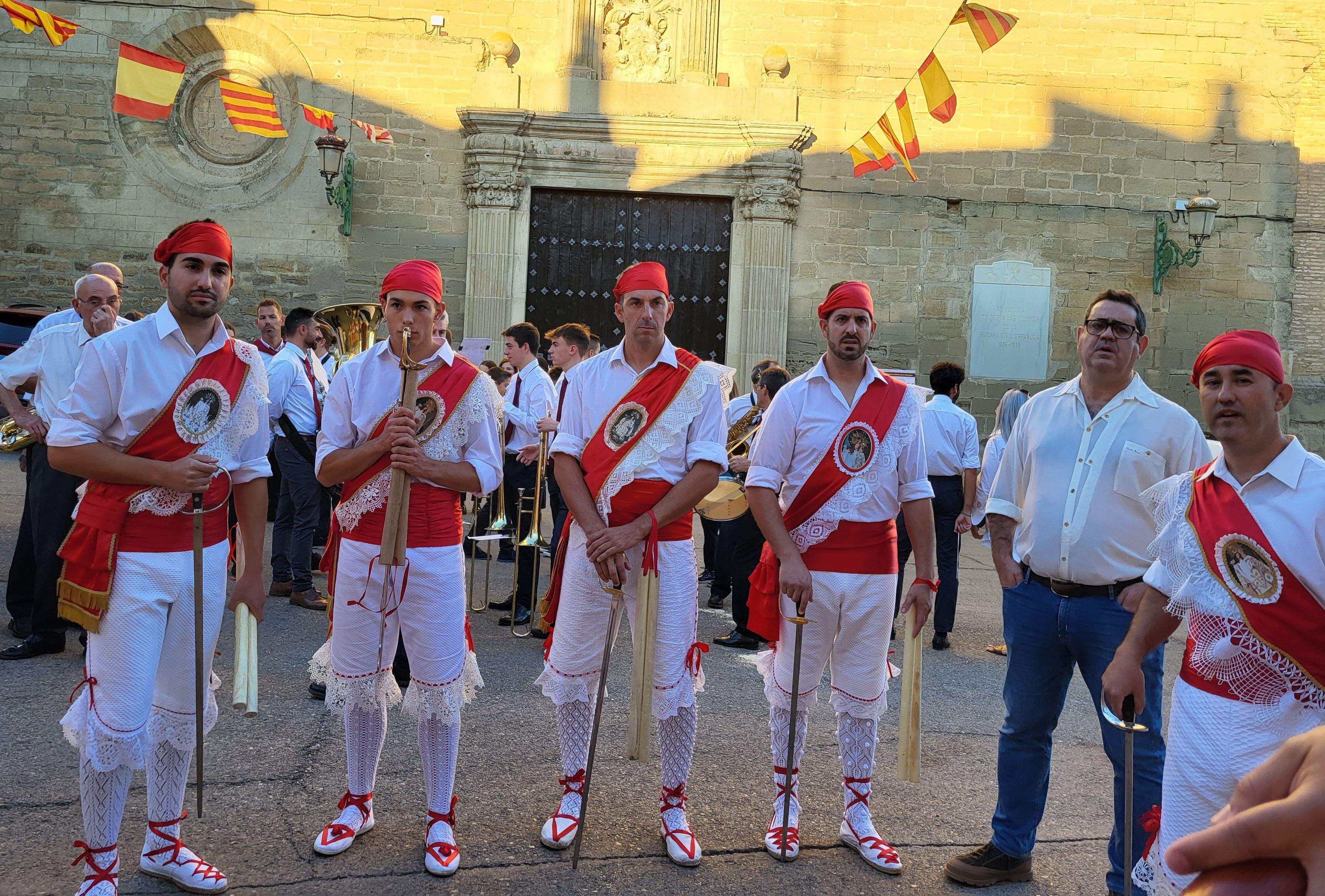 Los danzantes y la Banda de Música de Almudévar. Foto Myriam Martínez
