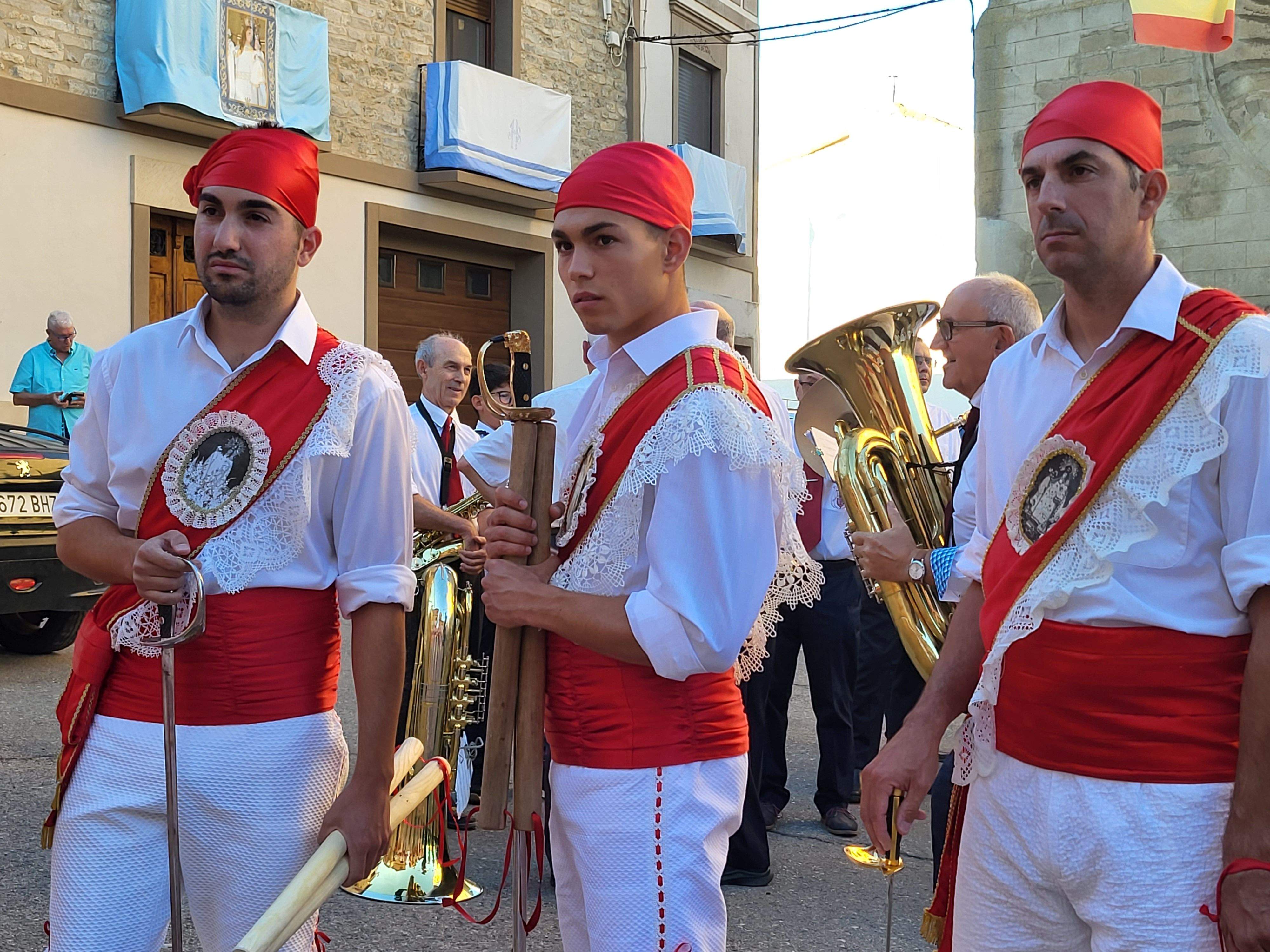 Los danzantes y la Banda de Música de Almudévar. Foto Myriam Martínez
