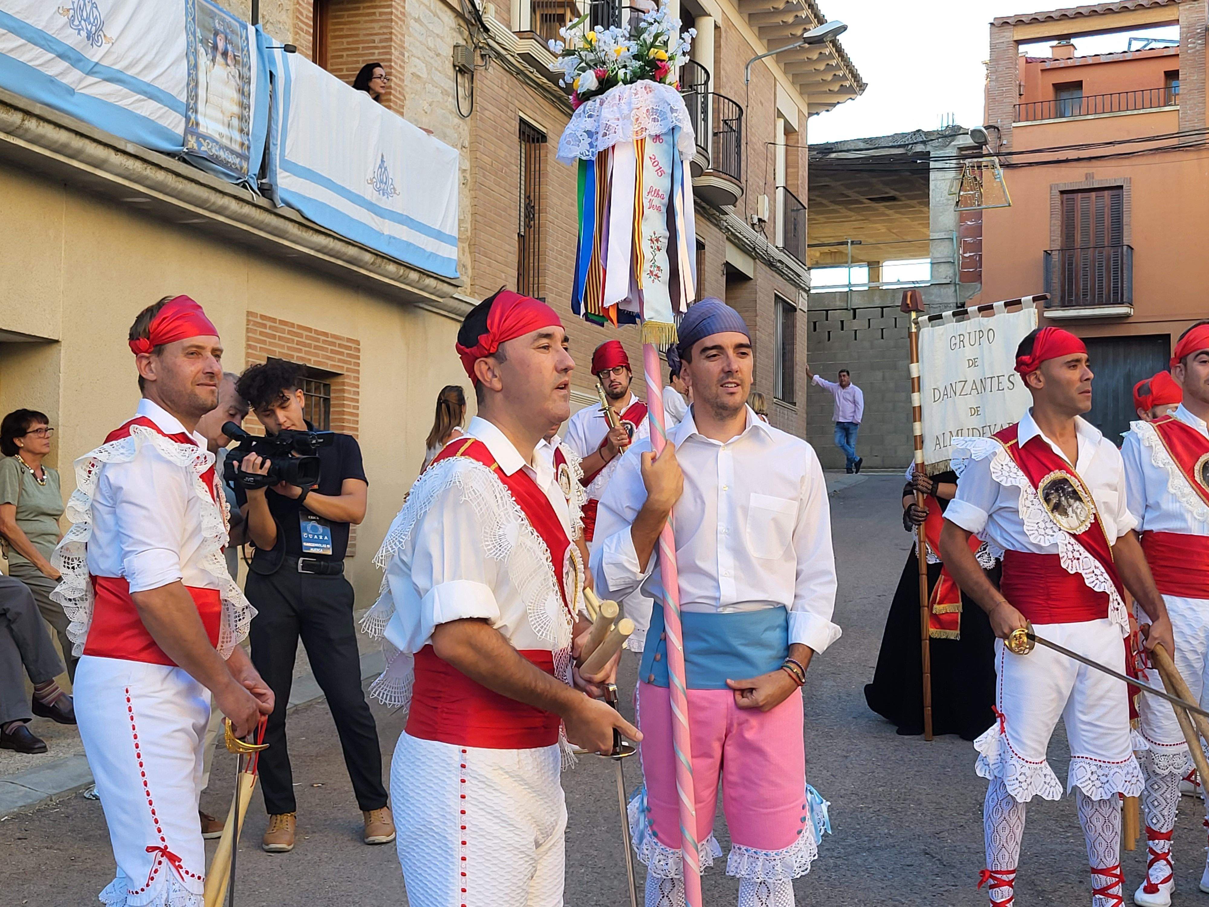 Los danzantes y la Banda de Música de Almudévar. Foto Myriam Martínez