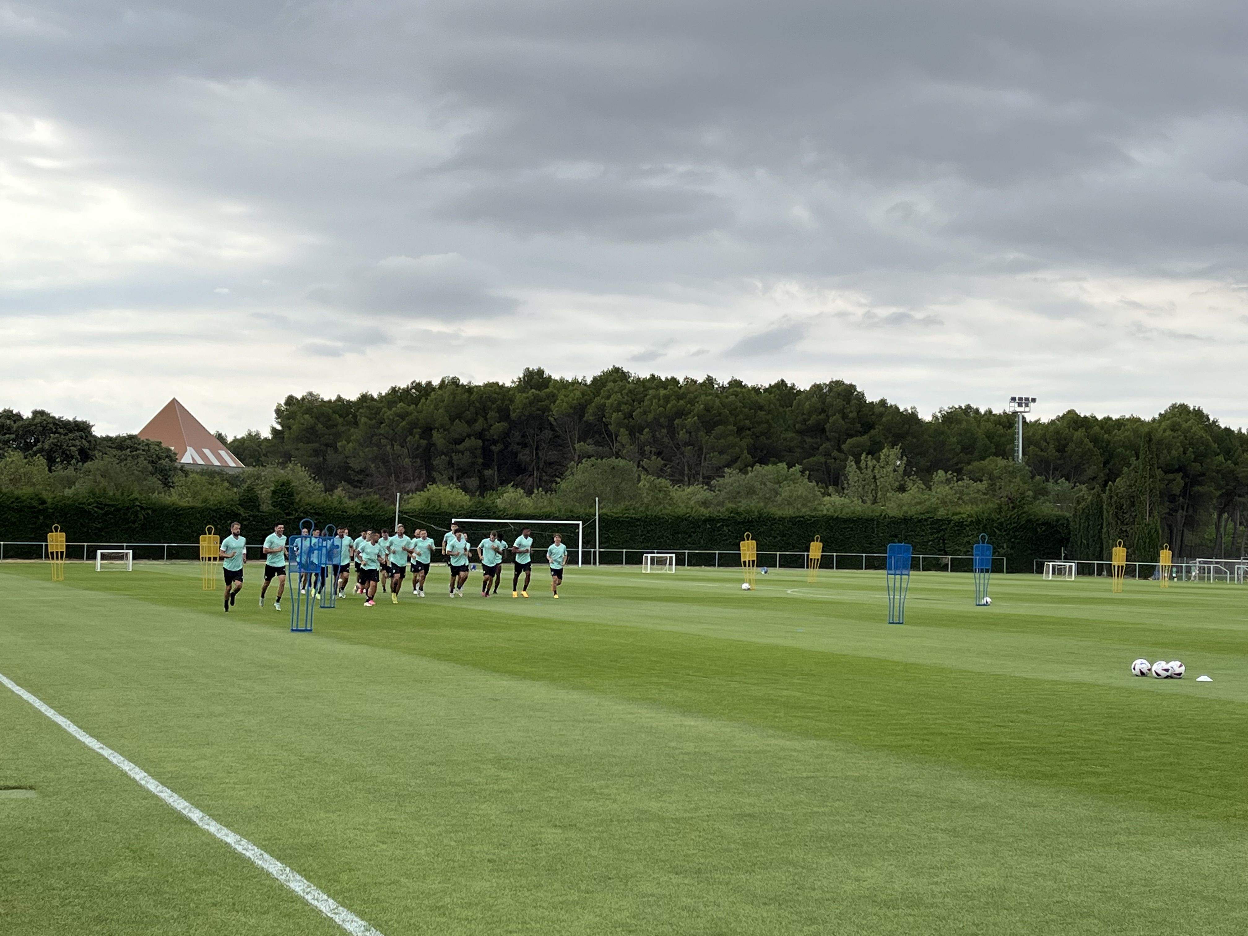 Los jugadores del Huesca sobre el césped de la Base Aragonesa de Fútbol este jueves, en el primer entrenamiento. Foto: A. Mora