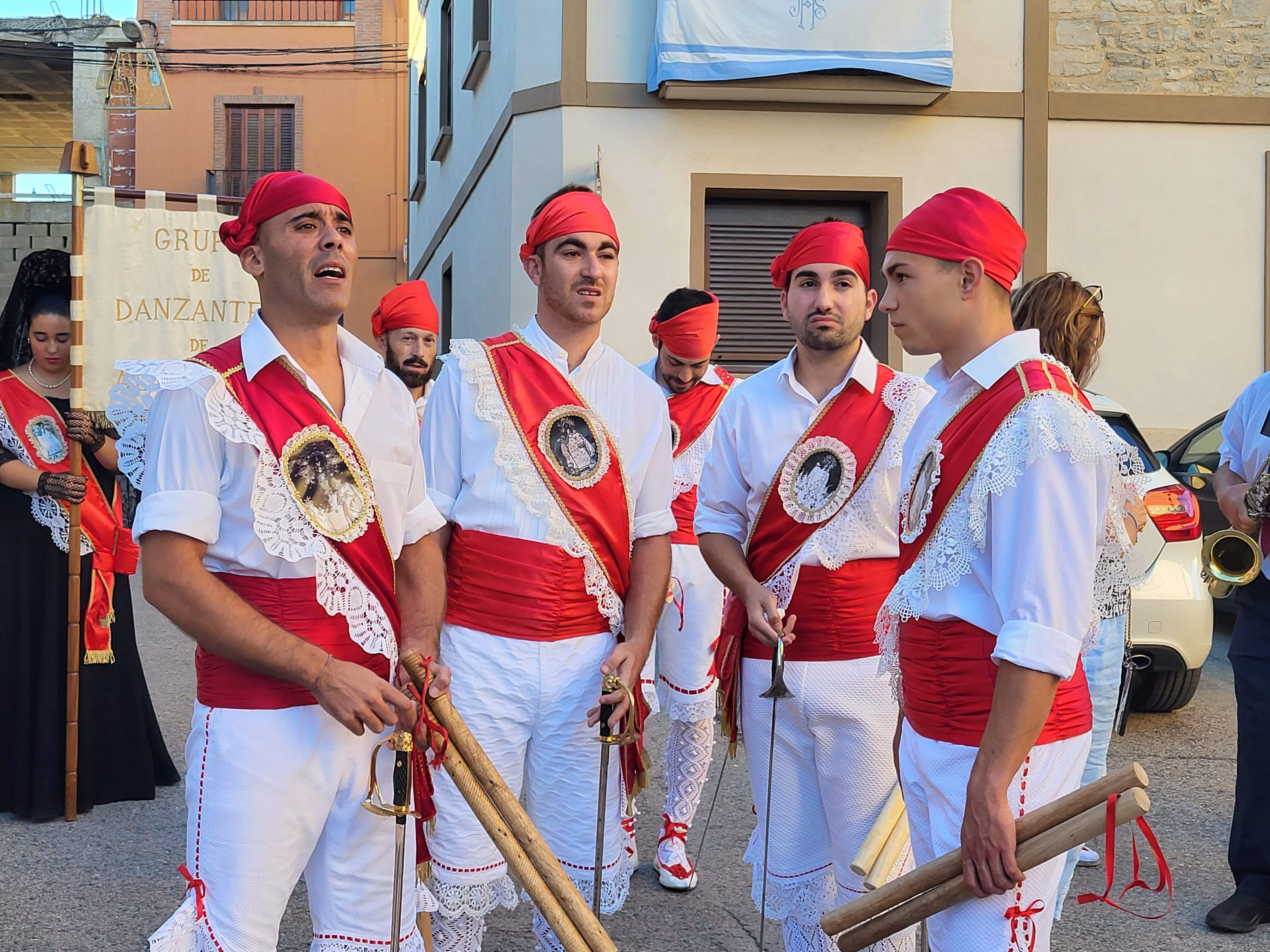 Los danzantes y la Banda de Música de Almudévar. Foto Myriam Martínez