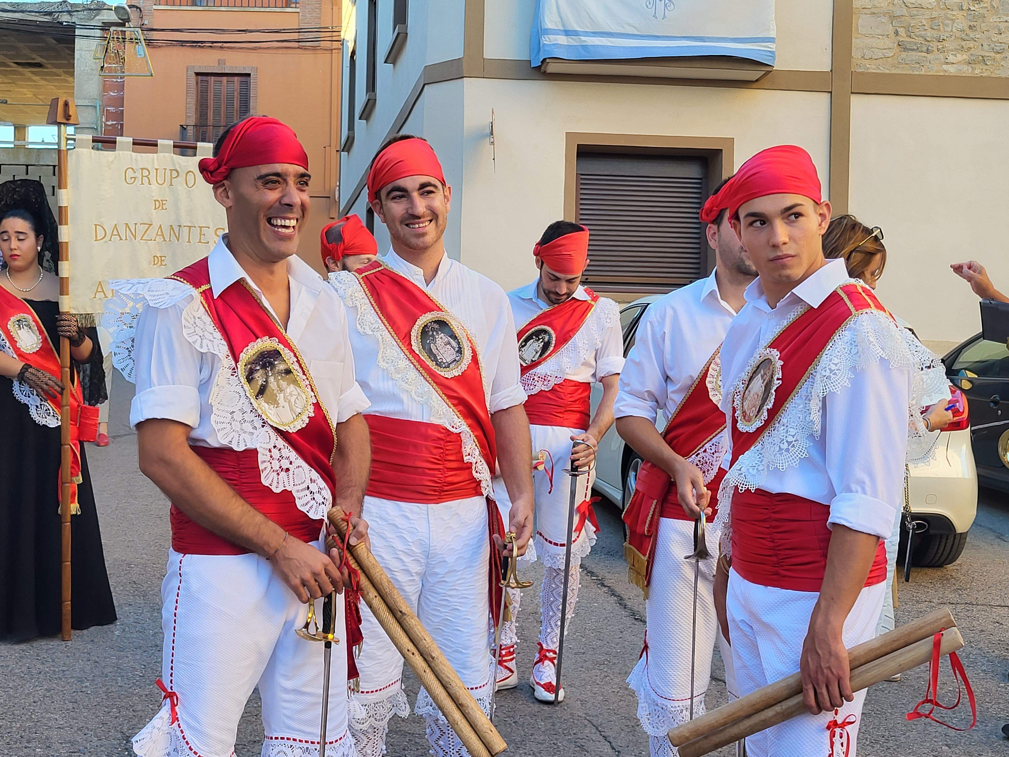Los danzantes y la Banda de Música de Almudévar. Foto Myriam Martínez