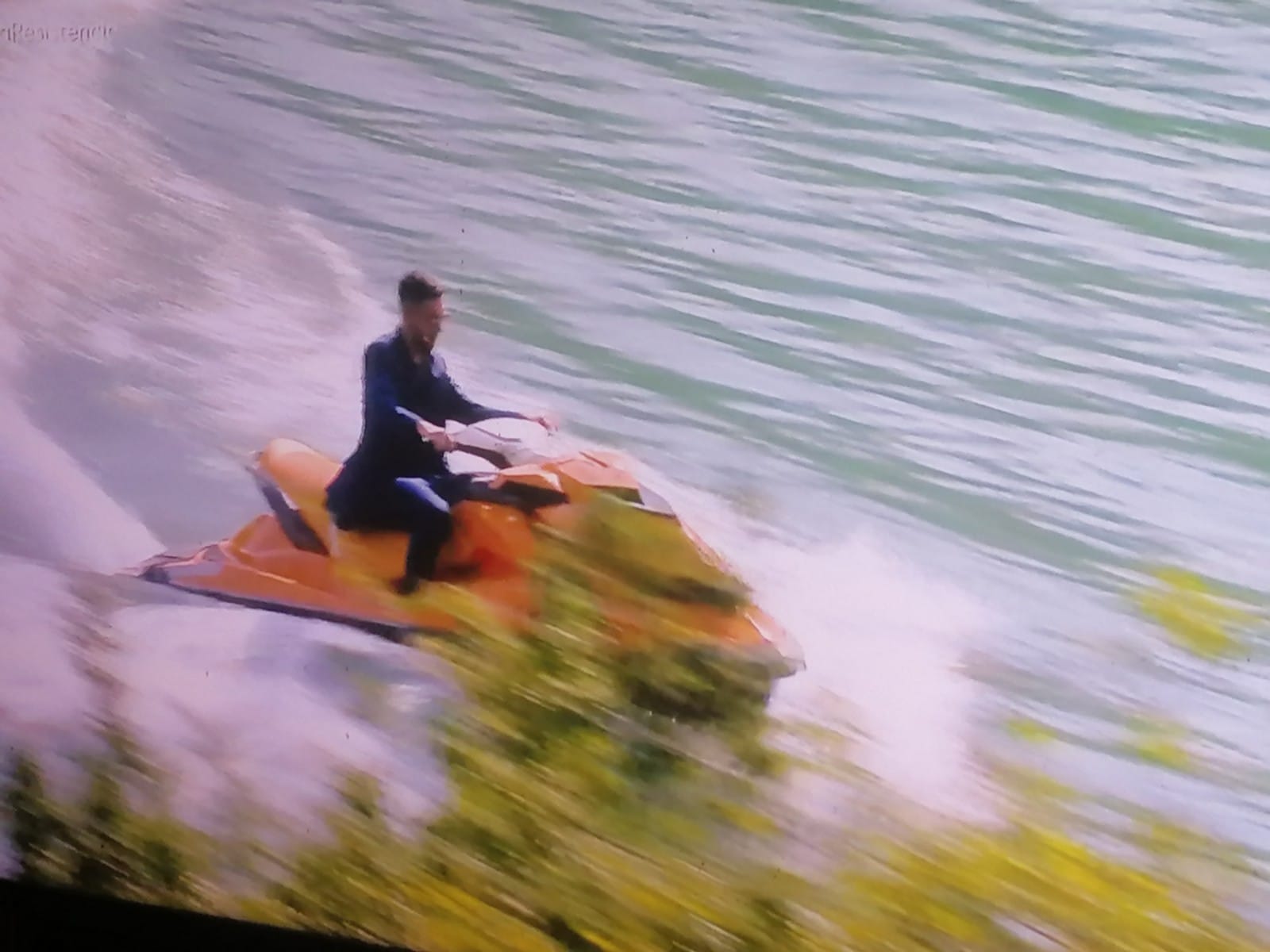 Broncano llegó en moto de agua