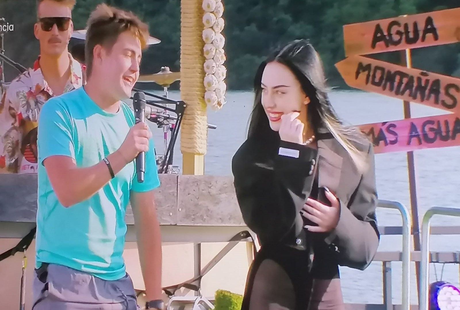 Guille, el joven de Tramacastilla de Tena, con Nicki Nicole. Imágenes del programa de la Resistencia grabado en Lanuza