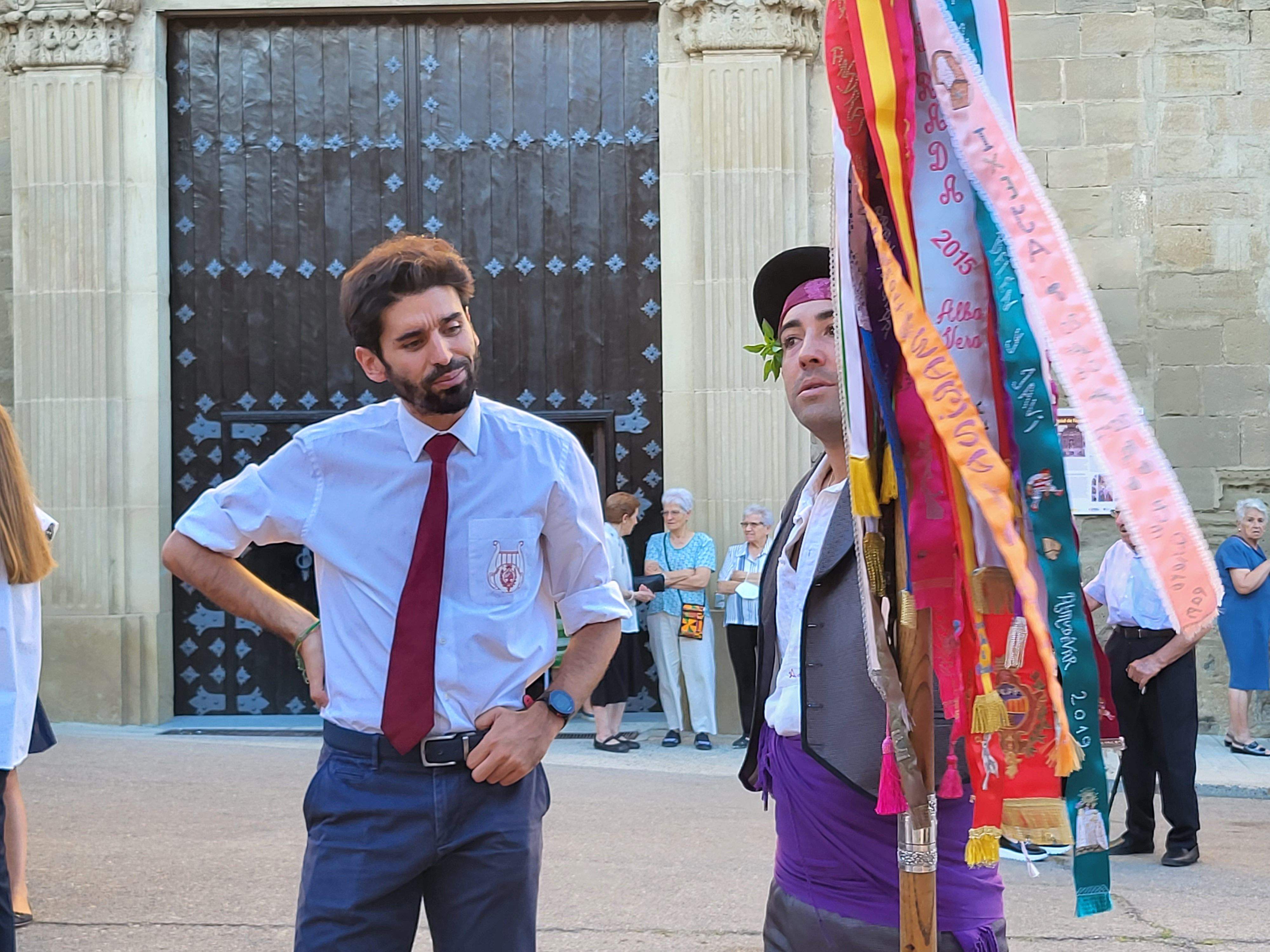 Los danzantes y la Banda de Música de Almudévar. Foto Myriam Martínez