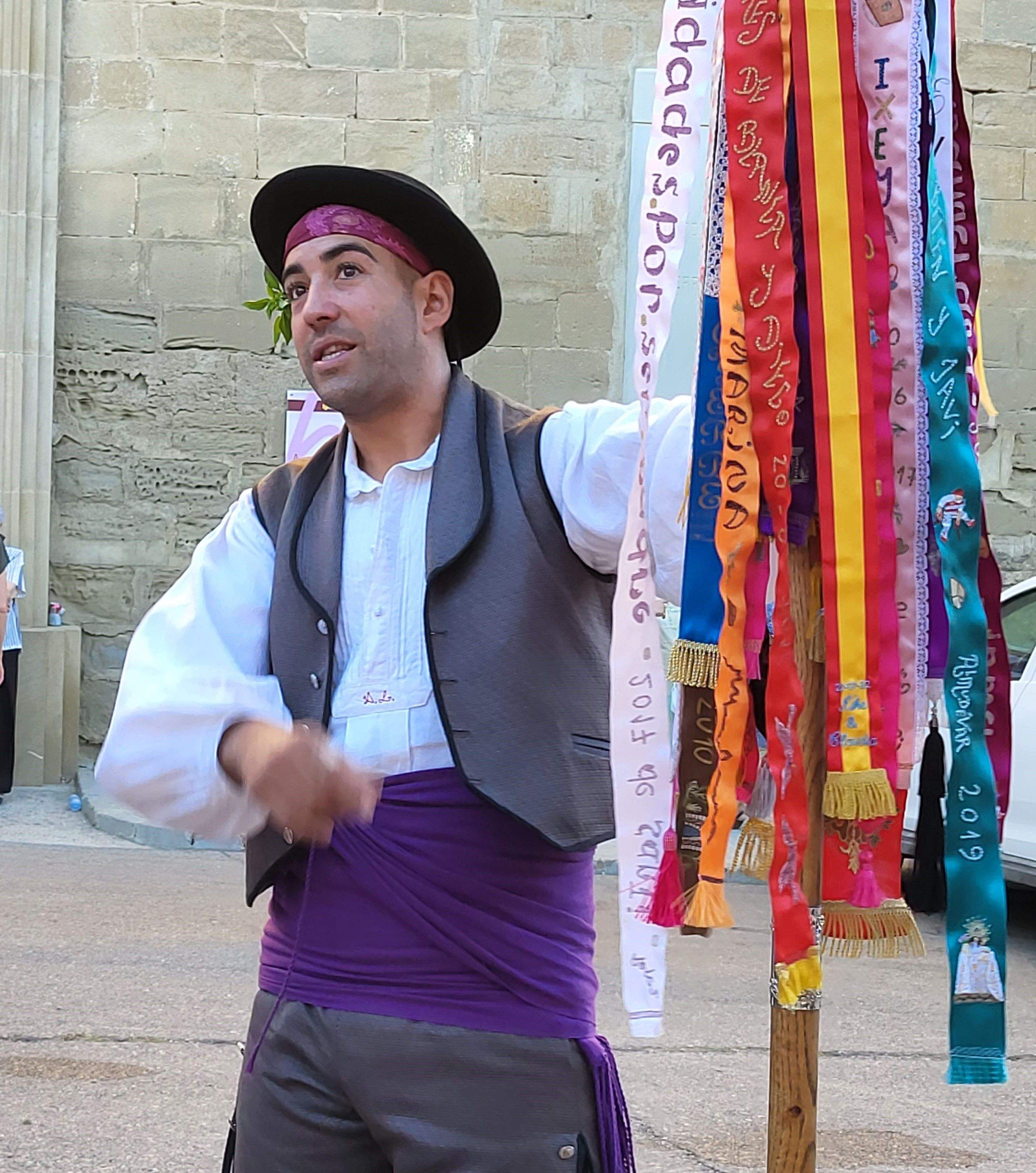 Los danzantes y la Banda de Música de Almudévar. Foto Myriam Martínez