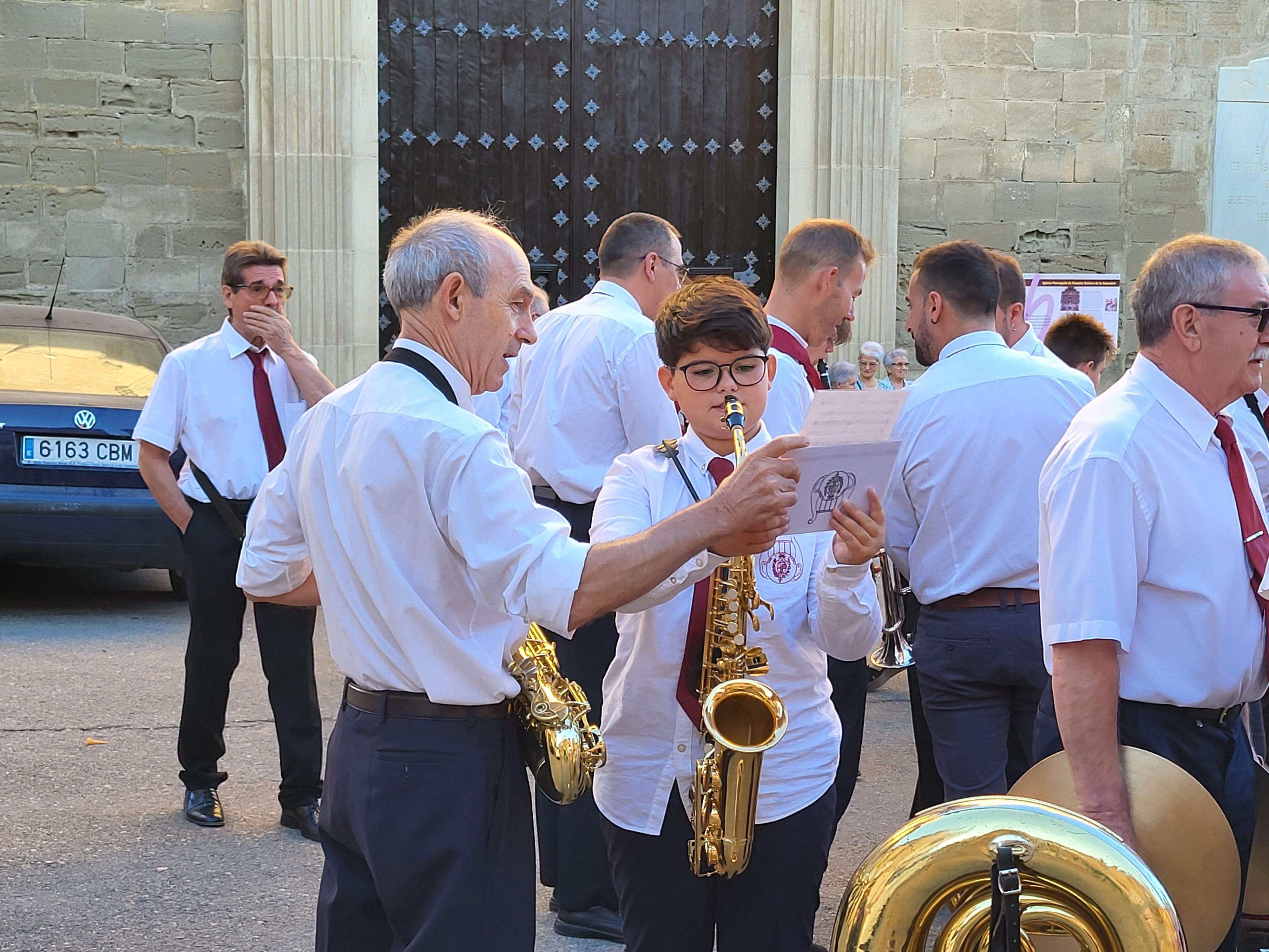 Los danzantes y la Banda de Música de Almudévar. Foto Myriam Martínez