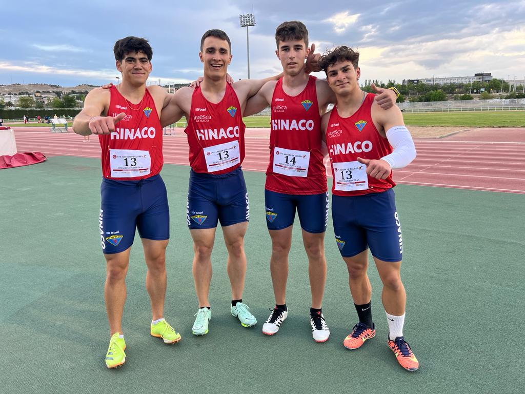 De izquierda a derecha el relevo 4x100 de Hinaco: Urbez Gil, Pablo Castanera, David Salazar y Jairo Román