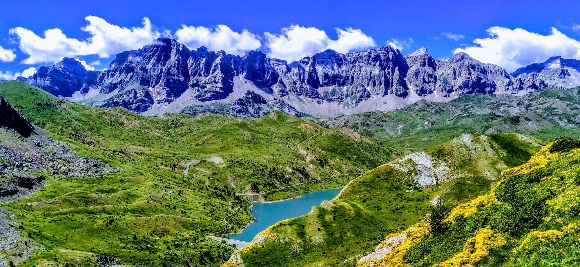 El Pirineo está precioso en este momento, como muestra el Embalse de Escarra. Foto Joaquín Santafé