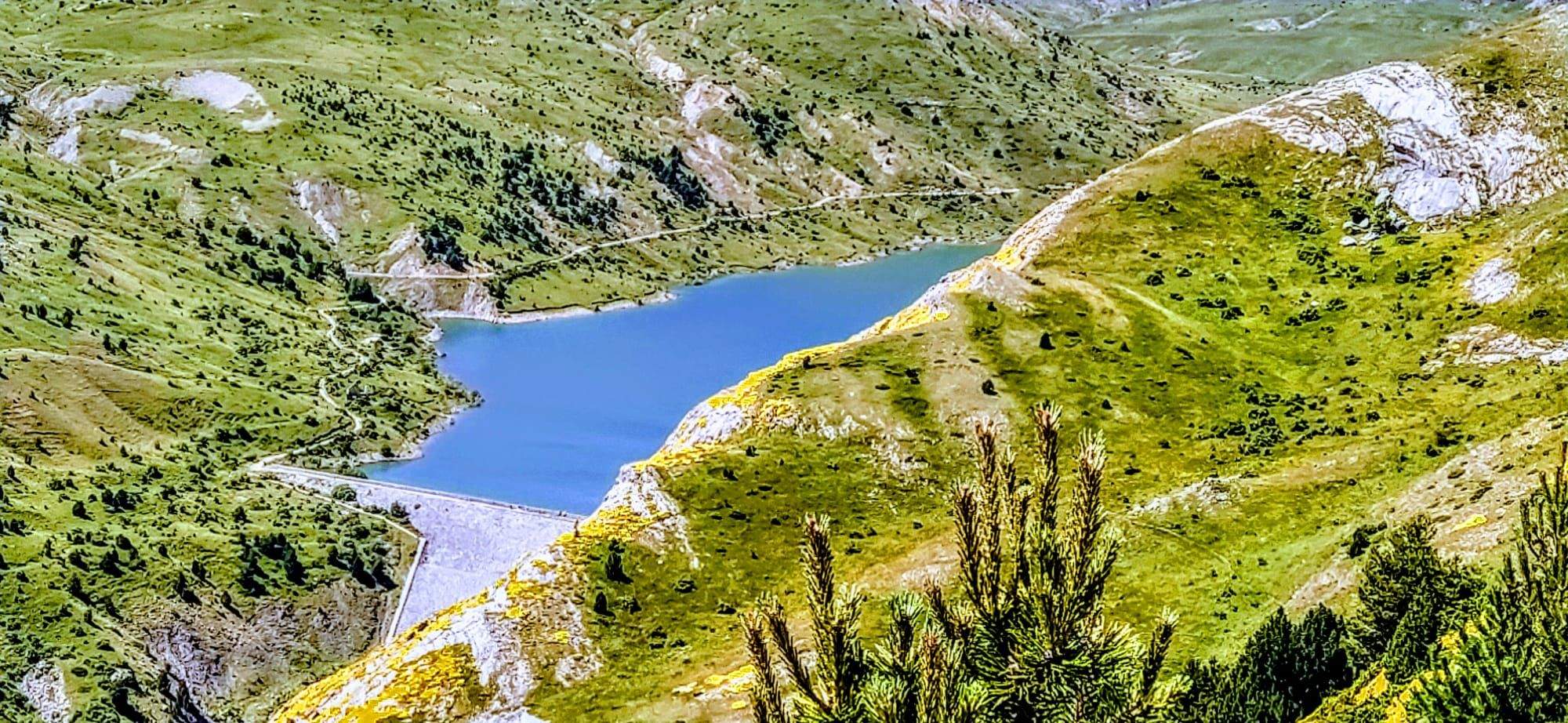 Tiene una capacidad de 4,4 Hm3, su uso es hidroeléctrico y está alimentado por el río Escarra. Foto Joaquín Santafé