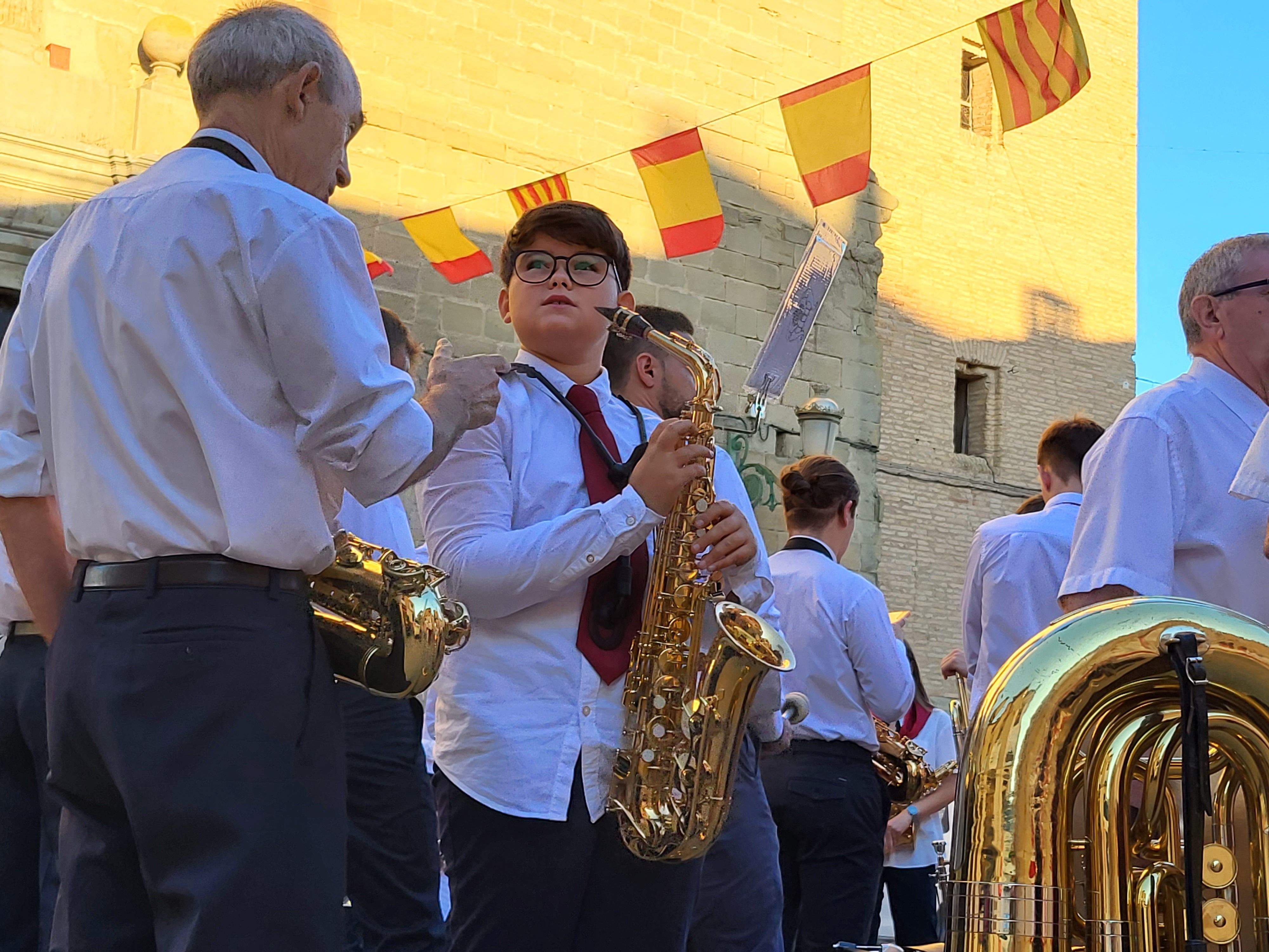 Los danzantes y la Banda de Música de Almudévar. Foto Myriam Martínez