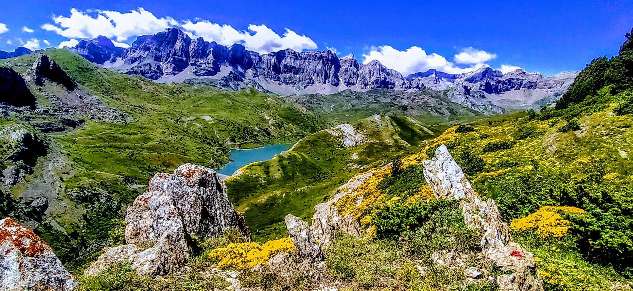 Tras el Embalse, la Sierra de la Partuaca con su pico Peña Telera. Foto Joaquín Santafé