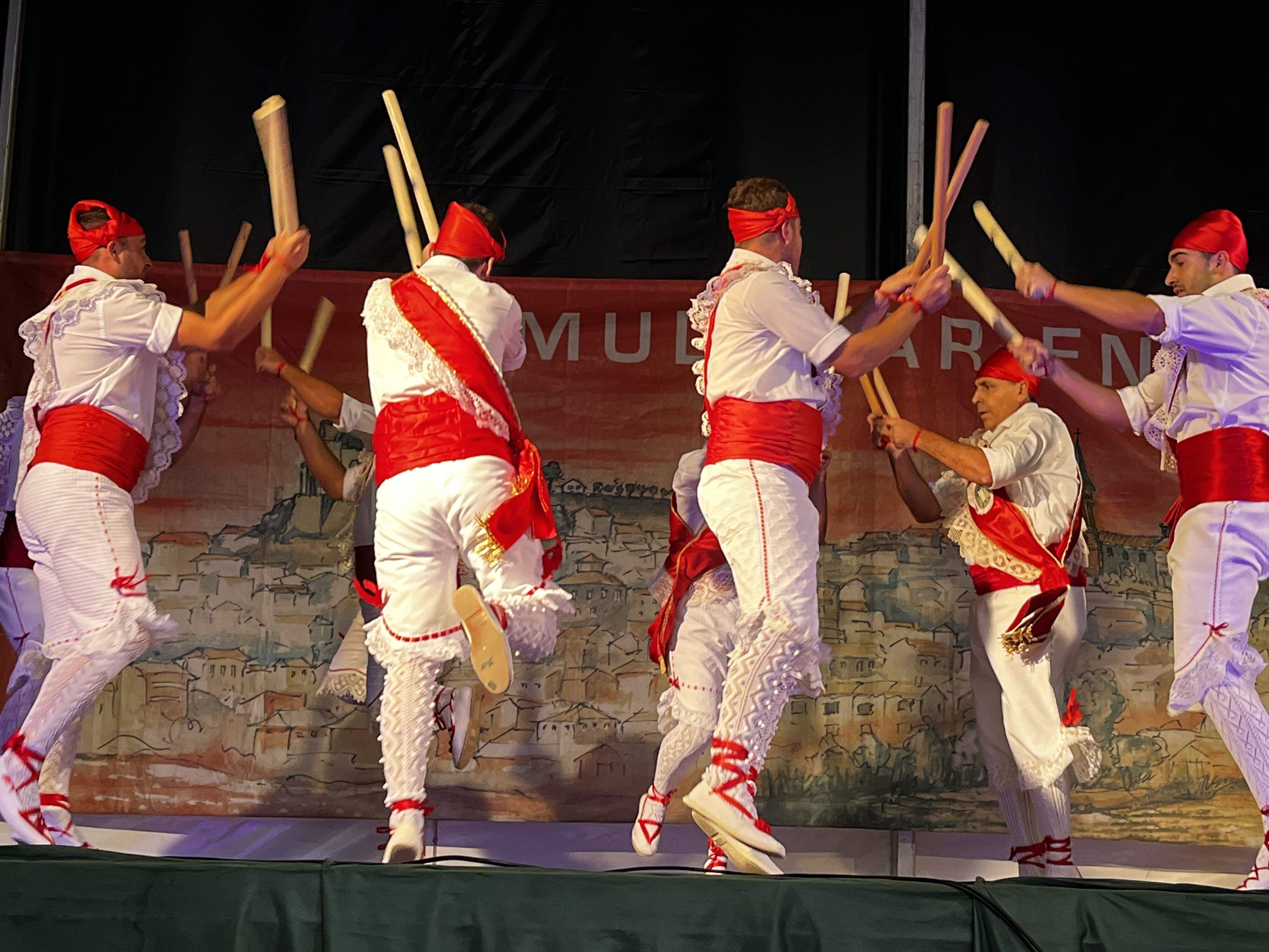 Danzantes de Almudévar. Foto Myriam Martínez
