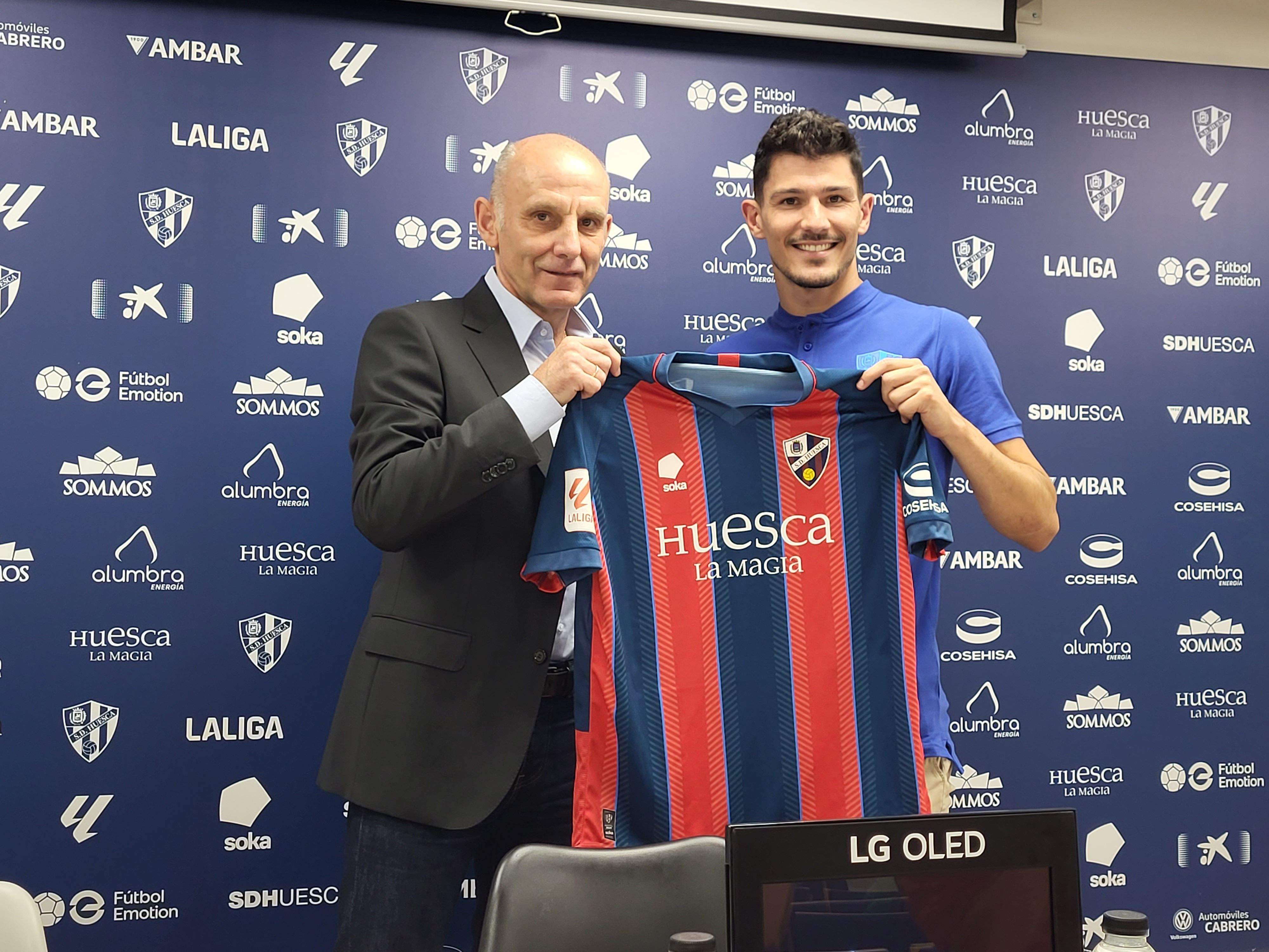 Ángel Martín González, director deportivo del Huesca, posa junto a Miguel Loureiro, en la presentación del jugador este jueves. Foto: A. Mora