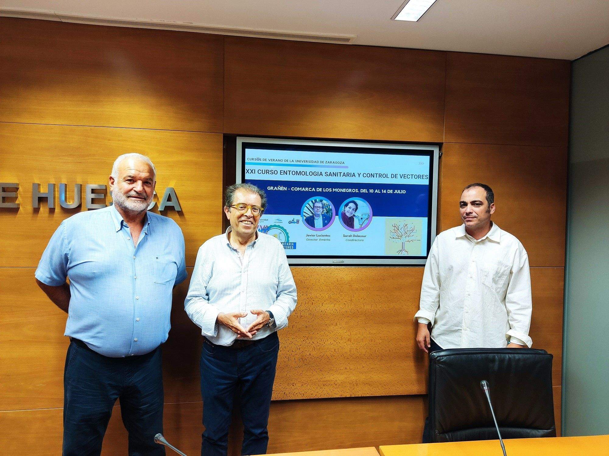 Armando Sanjuán, Javier Lucientes y Carlos Sampériz en la Diputación presentando el Curso de Entomología Sanitaria de Grañén