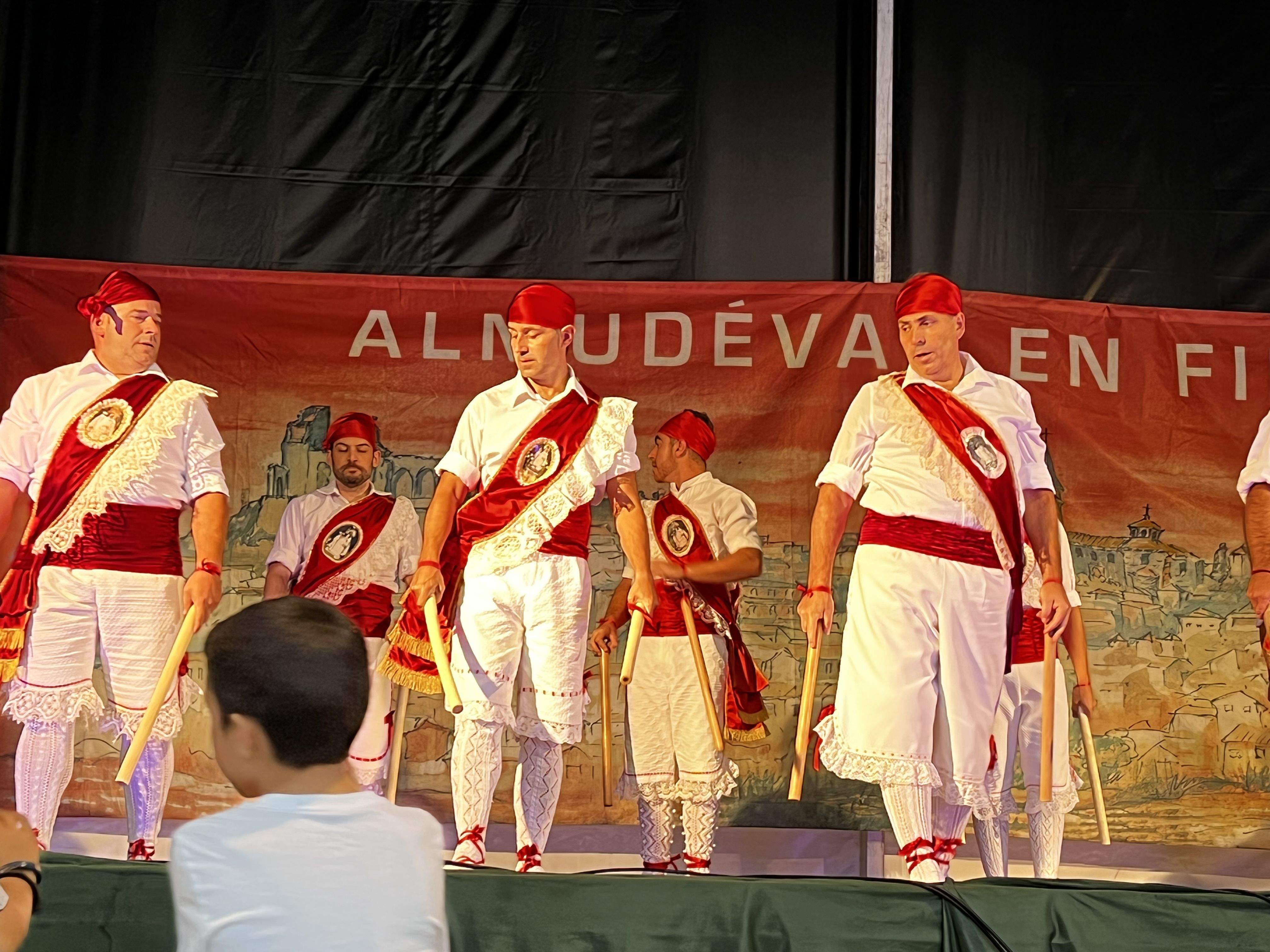 Danzantes de Almudévar. Foto Myriam Martínez