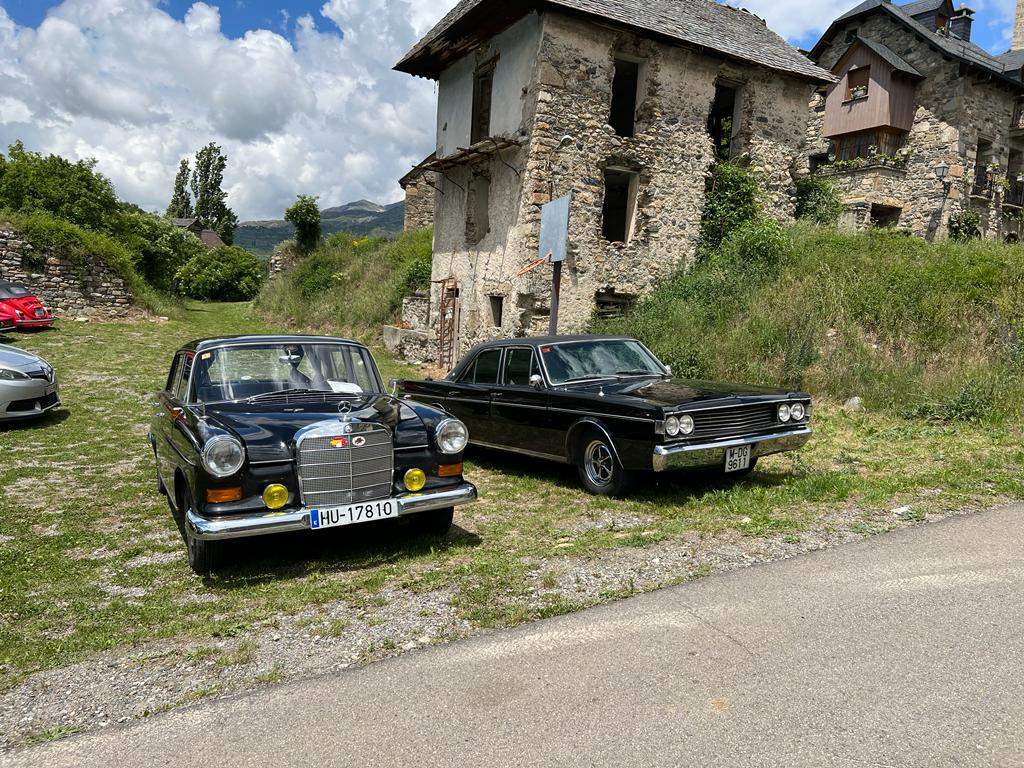 Mercedes que estrenó como alcalde Mariano Ponz Piedrafita y Dodge adscrito a la presidencia del gobierno que utilizó Adolfo Suárez. Son de socios del Huesca Club Vehículos Históricos