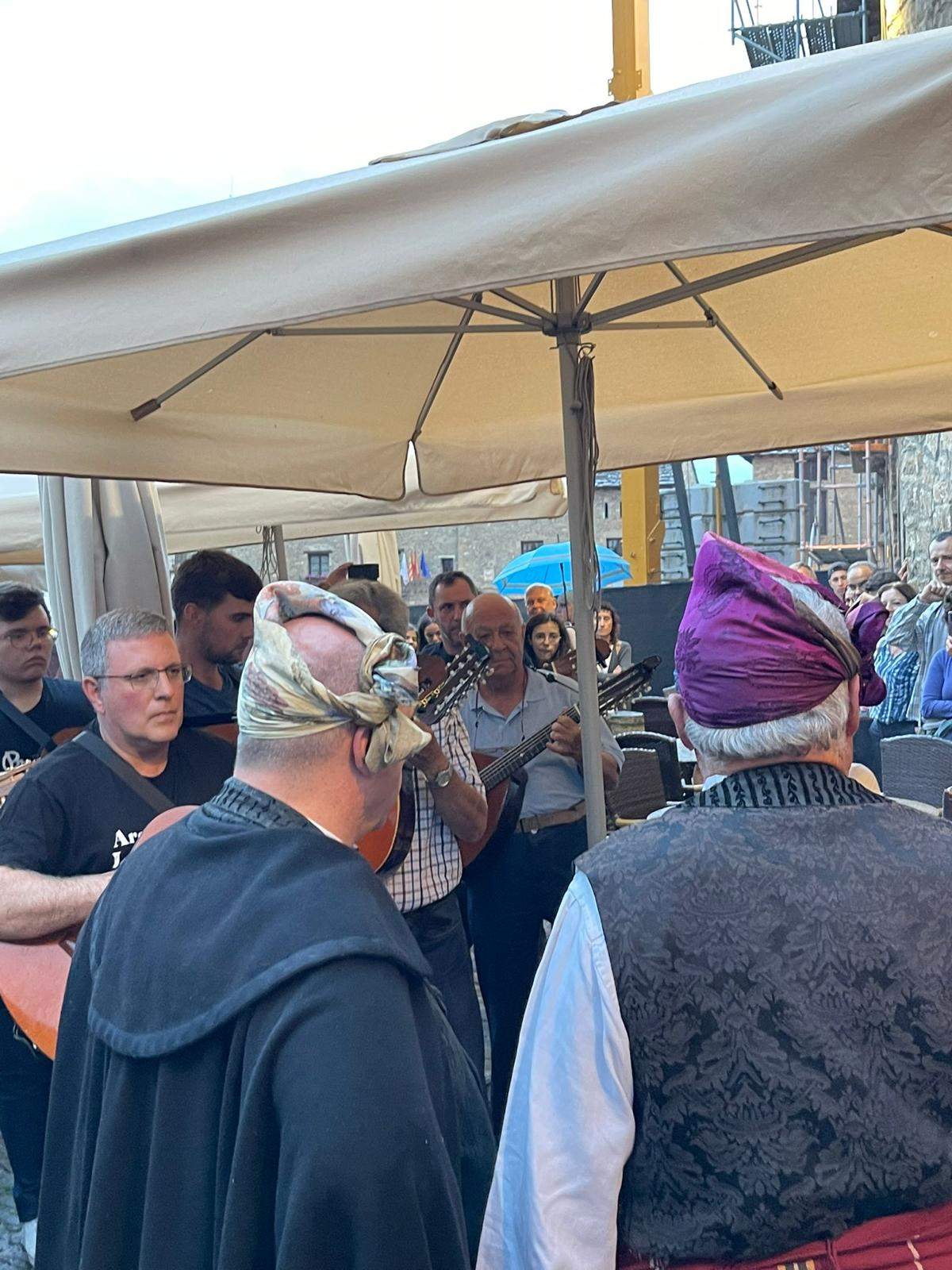 Ronda de calle en Aínsa con el Chato Lasierra y Javier Badules