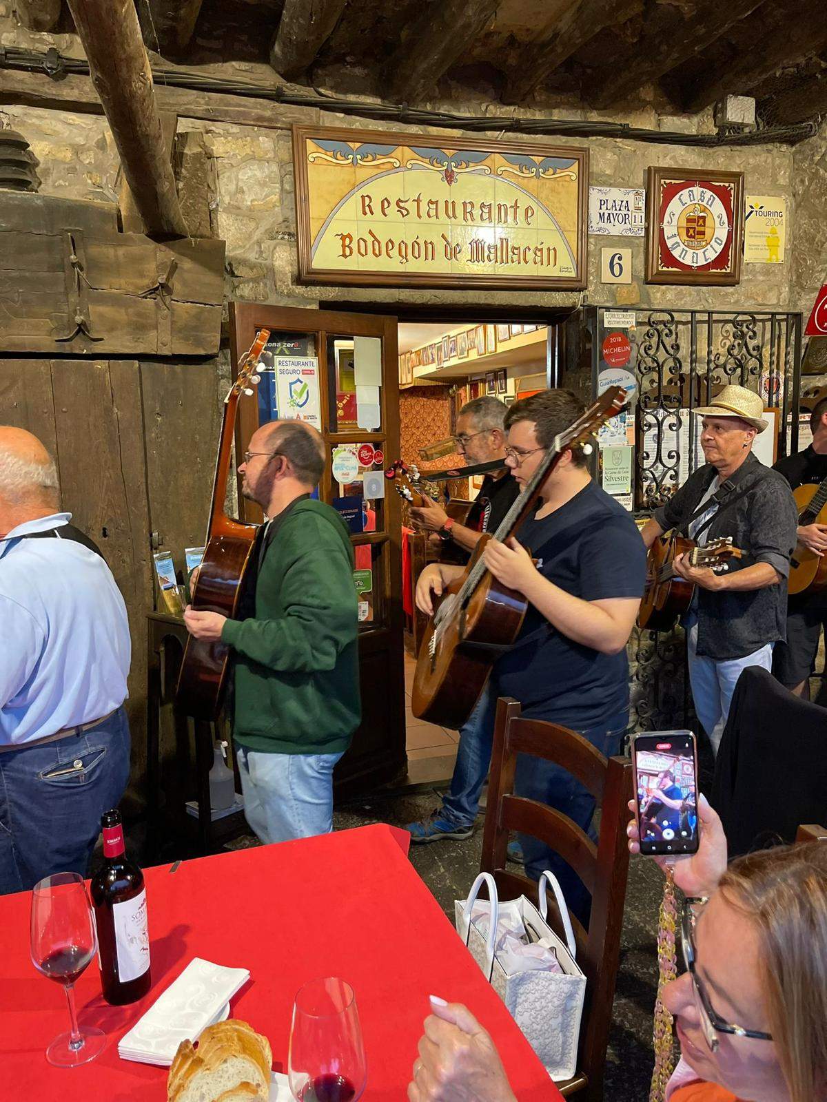 Ronda de calle en Aínsa con el Chato Lasierra y Javier Badules