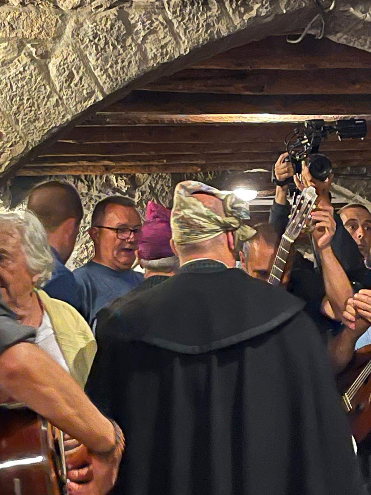 Ronda de calle en Aínsa con el Chato Lasierra y Javier Badules