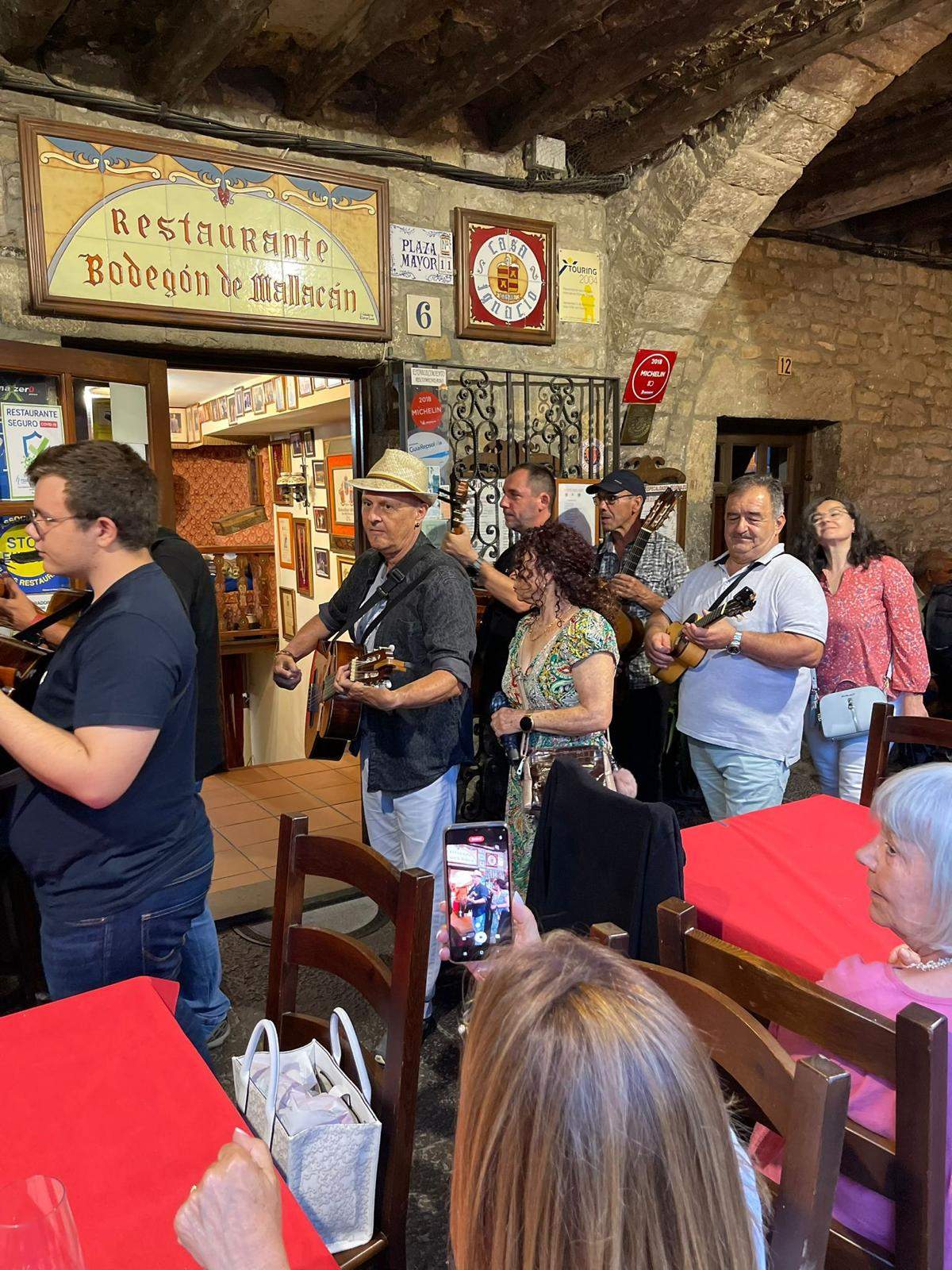 Ronda de calle en Aínsa con el Chato Lasierra y Javier Badules