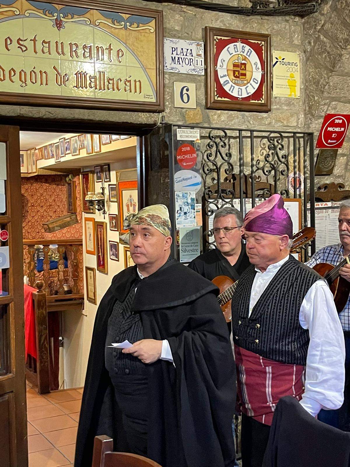 Ronda de calle en Aínsa con el Chato Lasierra y Javier Badules