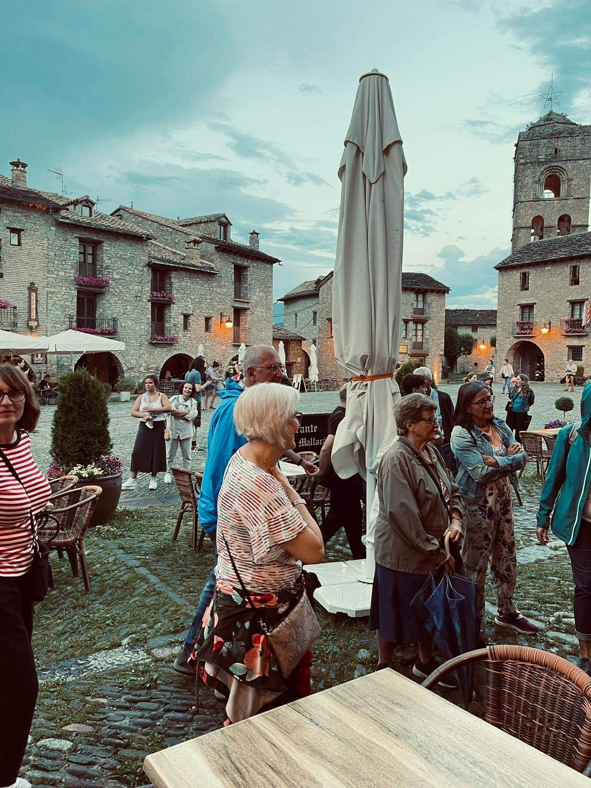 Ronda de calle en Aínsa con el Chato Lasierra y Javier Badules