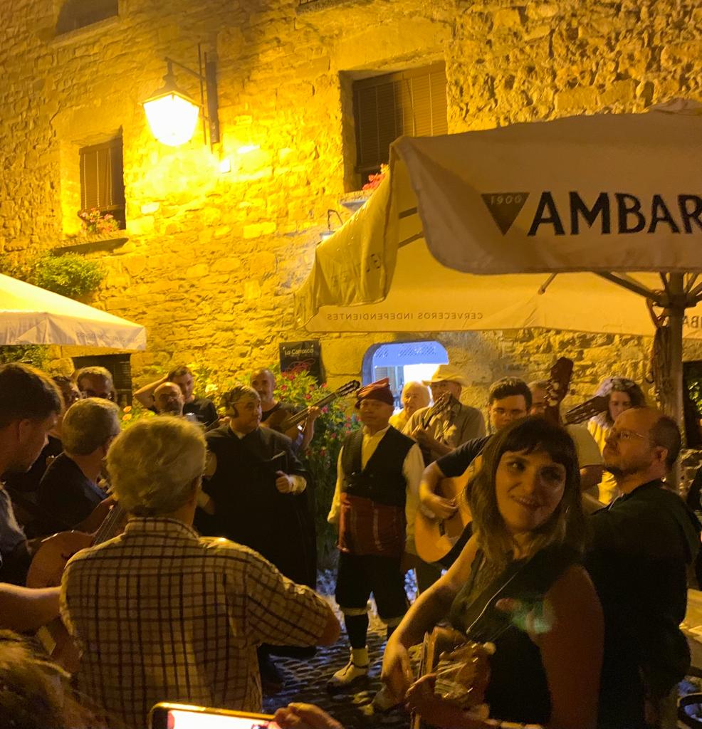 Ronda de calle en Aínsa con el Chato Lasierra y Javier Badules
