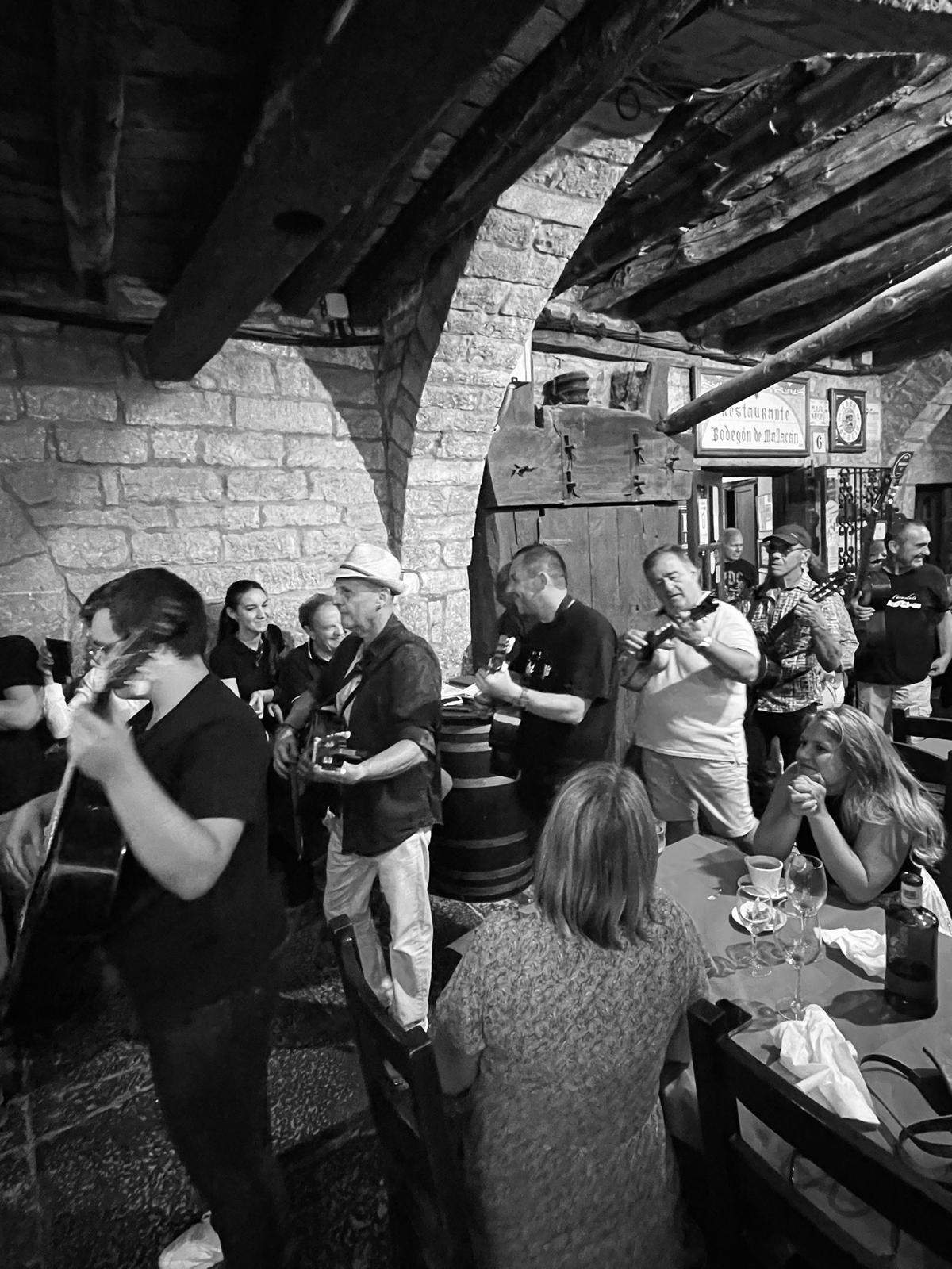 Ronda de calle en Aínsa con el Chato Lasierra y Javier Badules