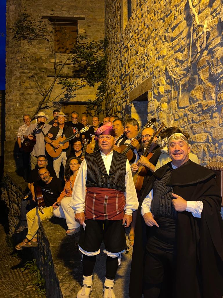 Ronda de calle en Aínsa con el Chato Lasierra y Javier Badules