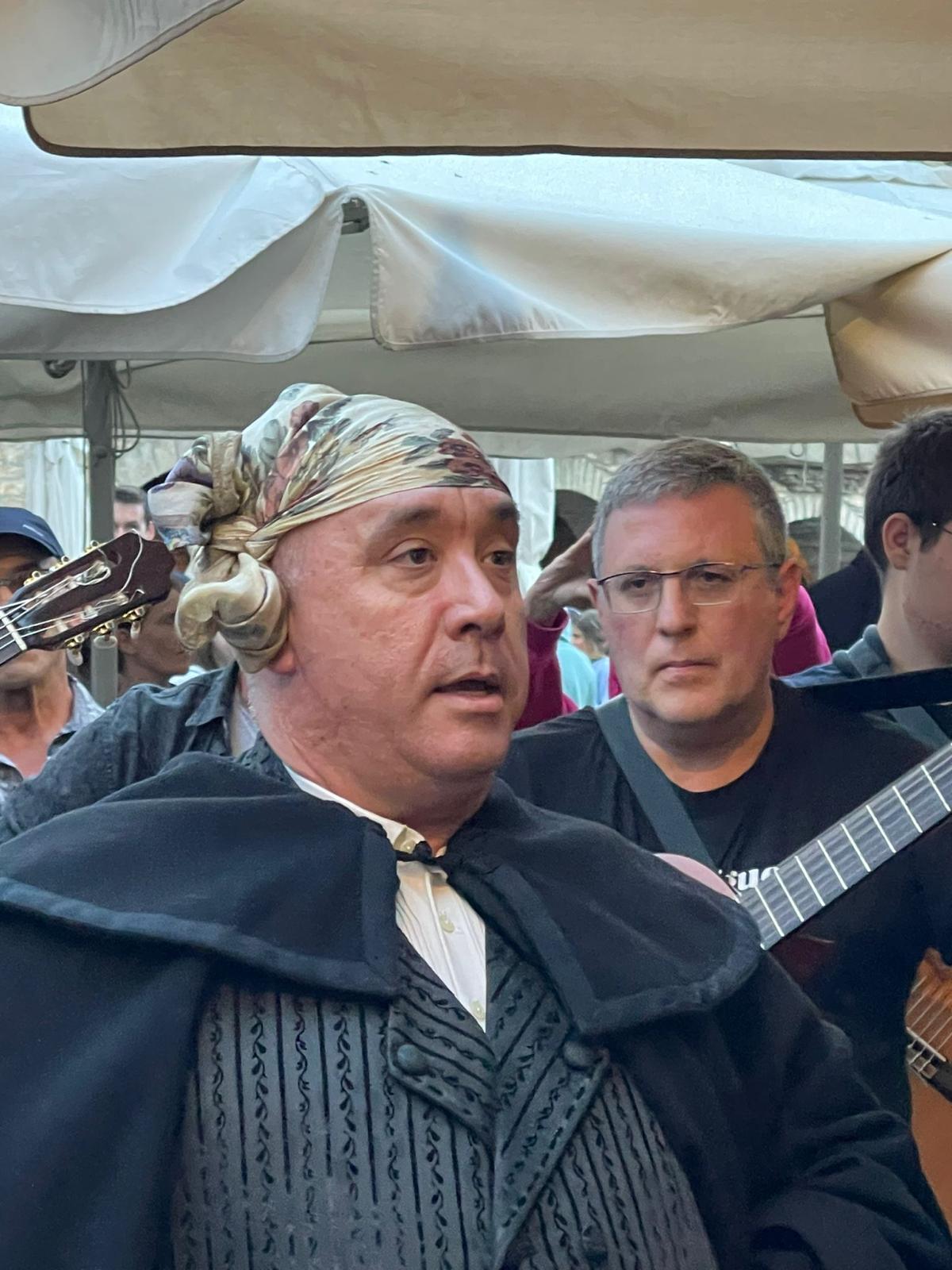 Ronda de calle en Aínsa con el Chato Lasierra y Javier Badules