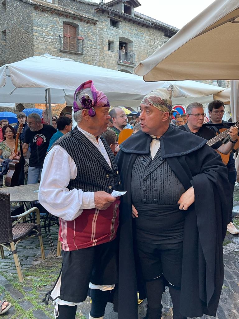 Ronda de calle en Aínsa con el Chato Lasierra y Javier Badules