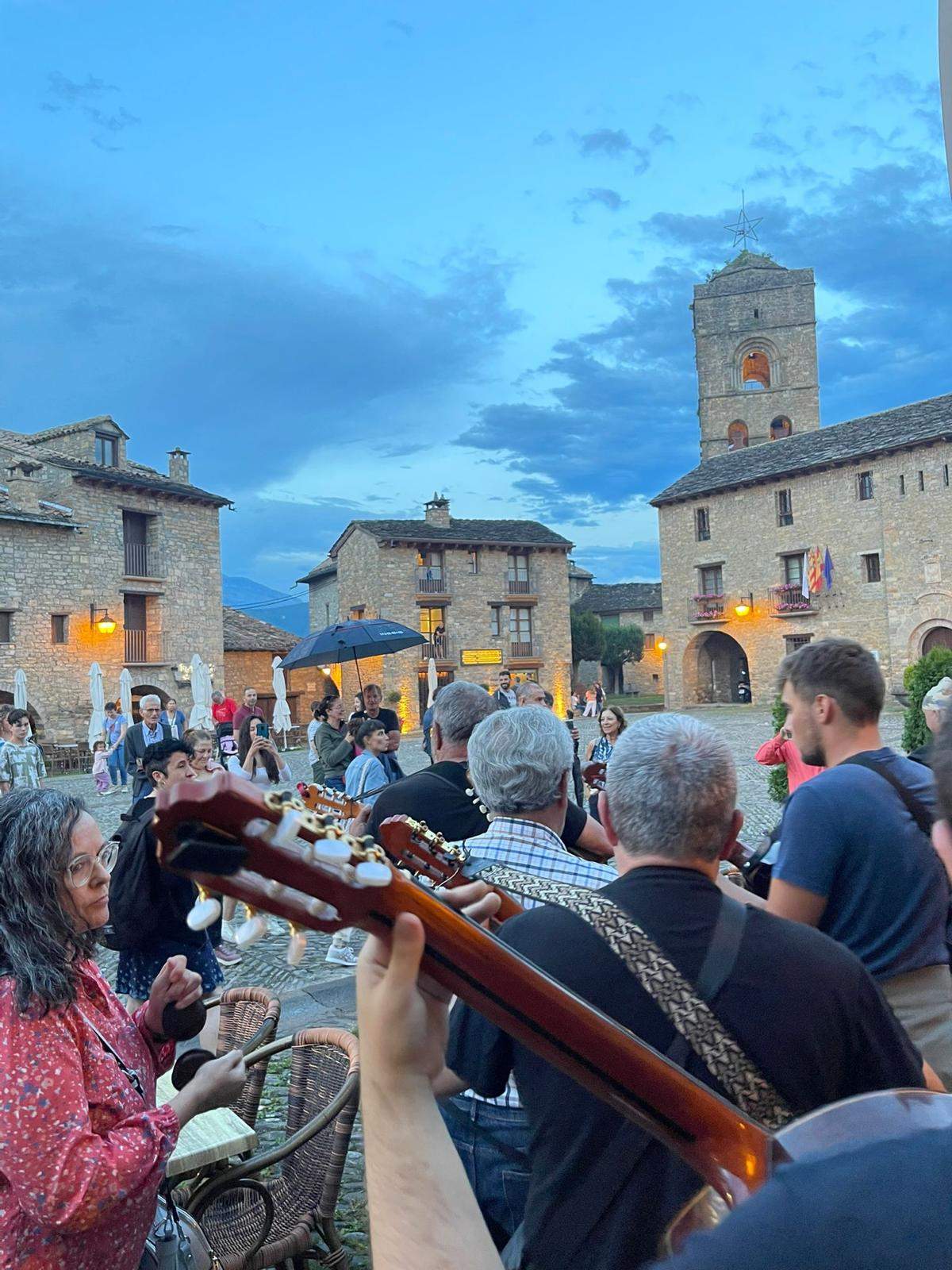 Ronda de calle en Aínsa con el Chato Lasierra y Javier Badules