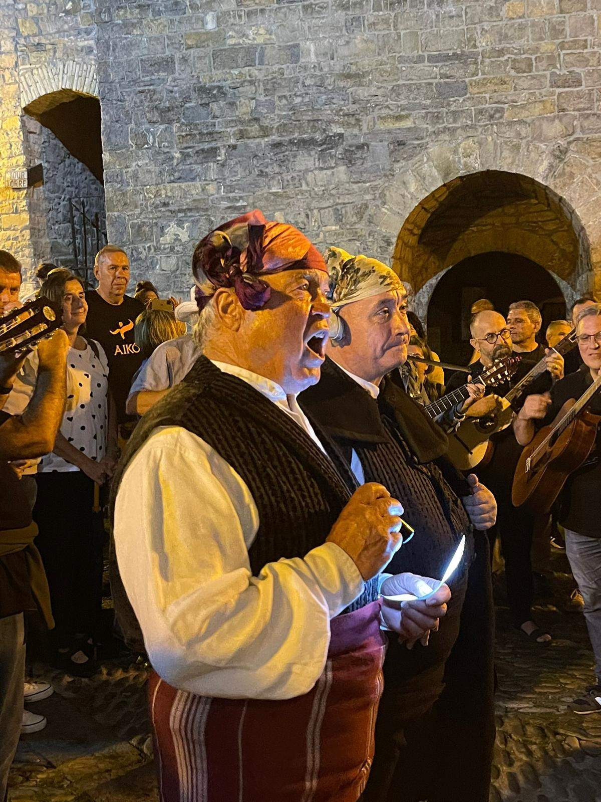 Ronda de calle en Aínsa con el Chato Lasierra y Javier Badules