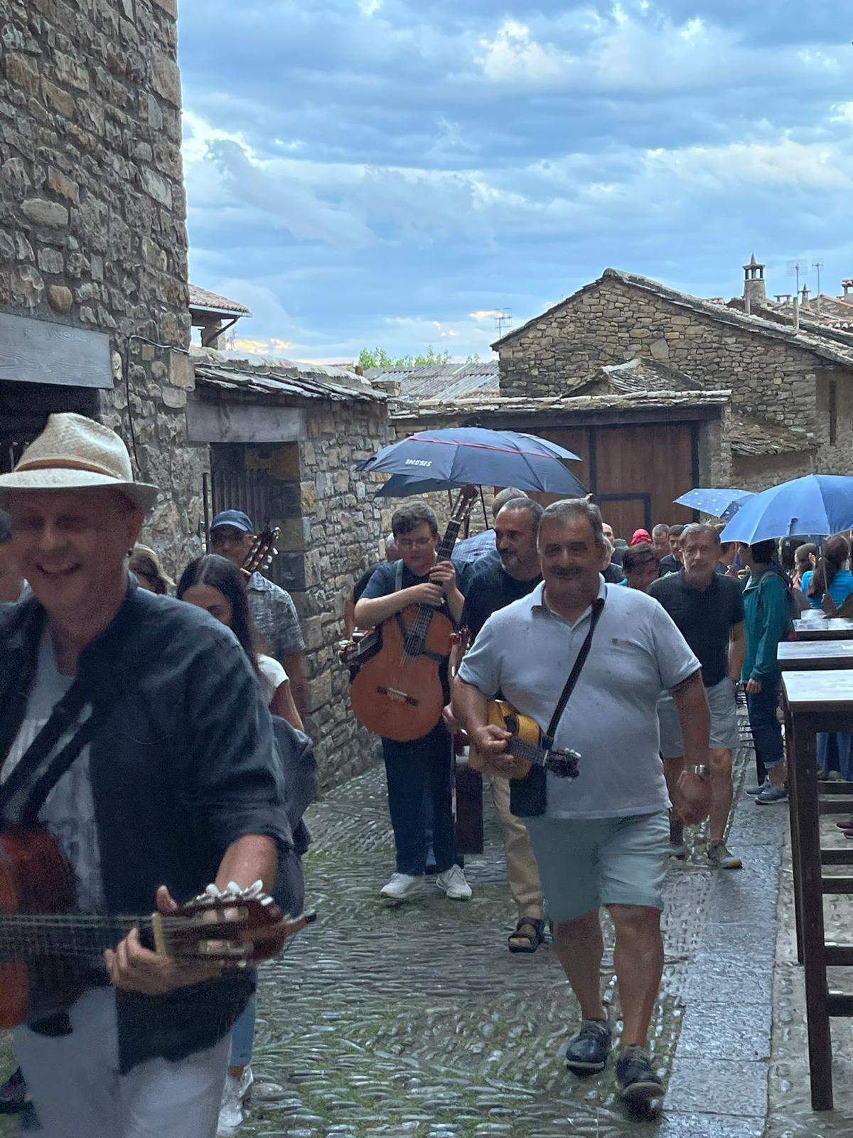 Ronda de calle en Aínsa con el Chato Lasierra y Javier Badules