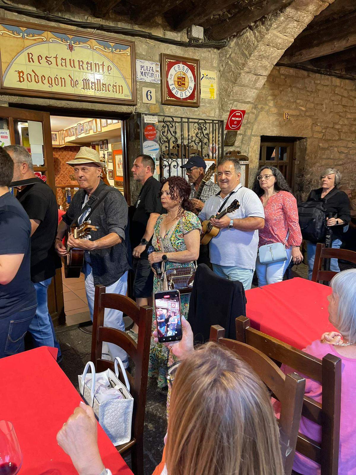 Ronda de calle en Aínsa con el Chato Lasierra y Javier Badules