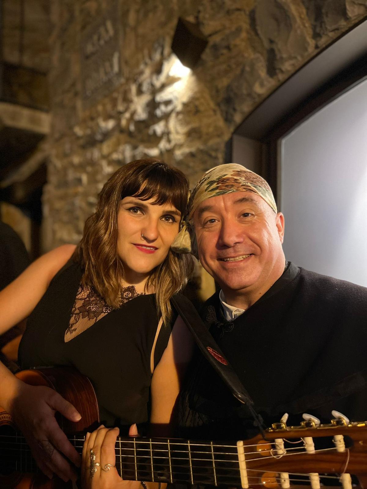 Ronda de calle en Aínsa con el Chato Lasierra y Javier Badules