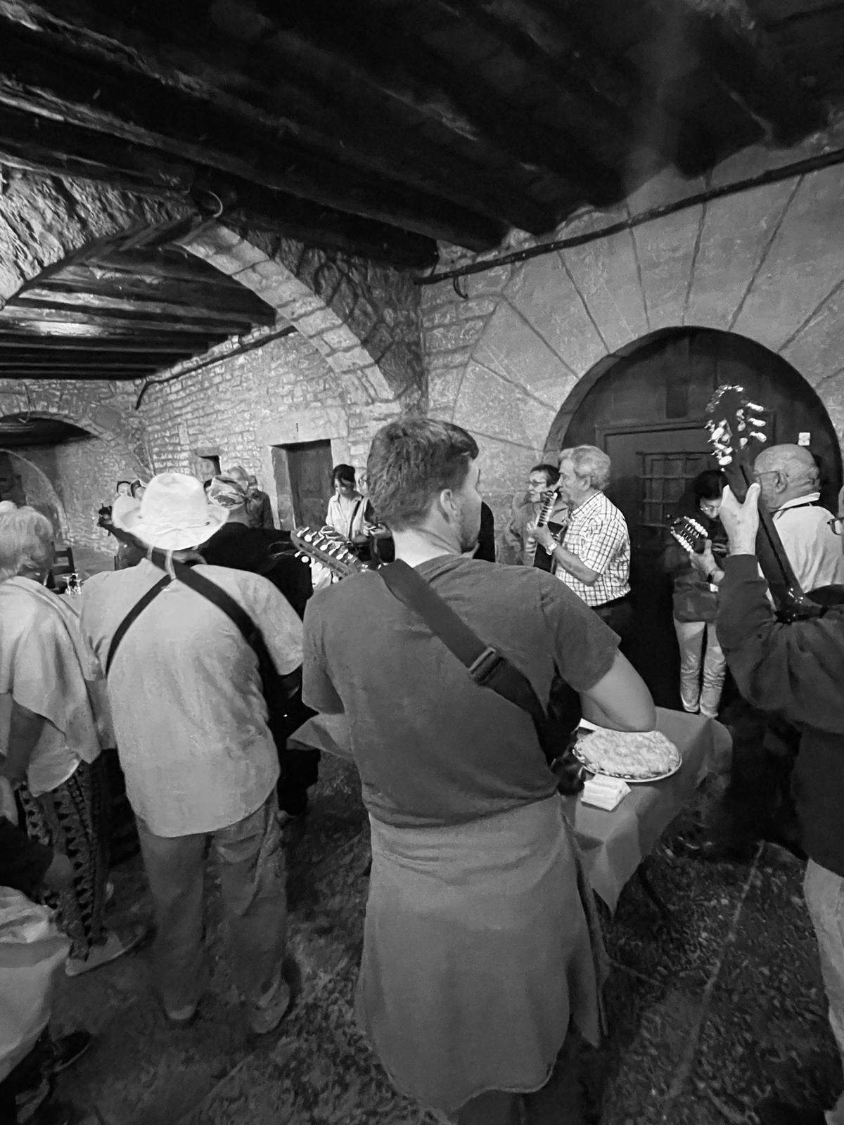 Ronda de calle en Aínsa con el Chato Lasierra y Javier Badules