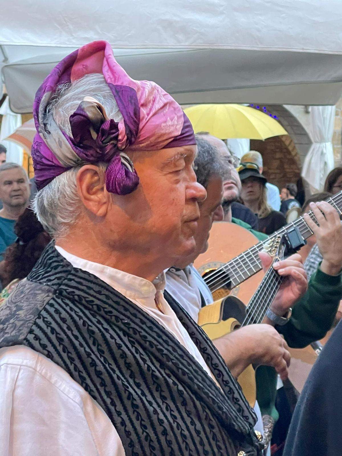 Ronda de calle en Aínsa con el Chato Lasierra y Javier Badules