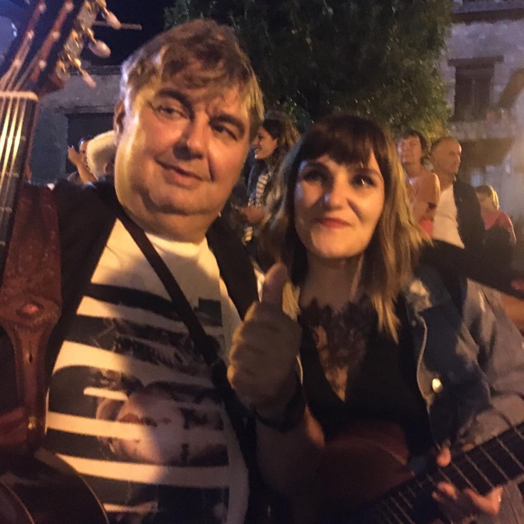 Ronda de calle en Aínsa con el Chato Lasierra y Javier Badules