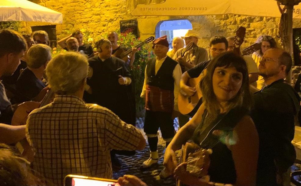 Rozalén, guitarra en ristre, se ha lanzado a cantar ante la ronda