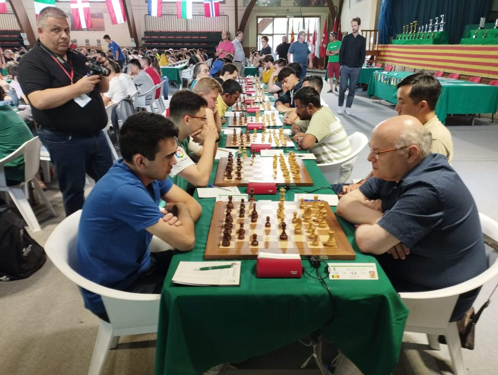 En la mesa dos jugaba el oscense Fernando Ereza con el chino Bu, uno de los grandes favoritos.