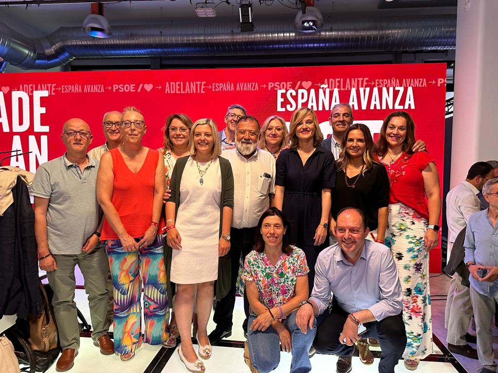 Begoña Nasarre y Rosa Serrano junto con el resto de integrantes de las candidaturas de Aragón.