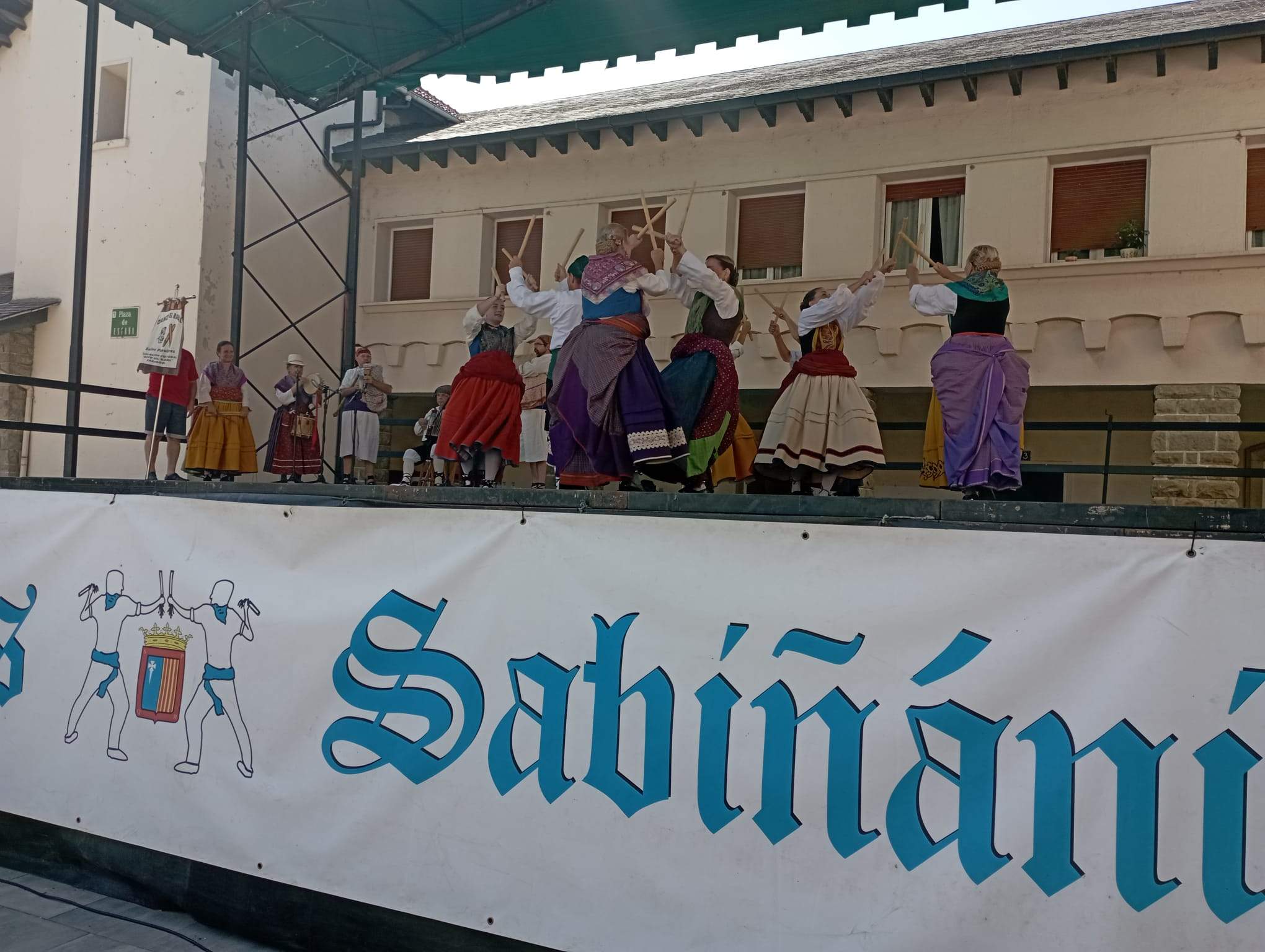 Mañana de dances en la plaza de España de Sabiñánigo. Actuación del grupo El Arrabal de Zaragoza.