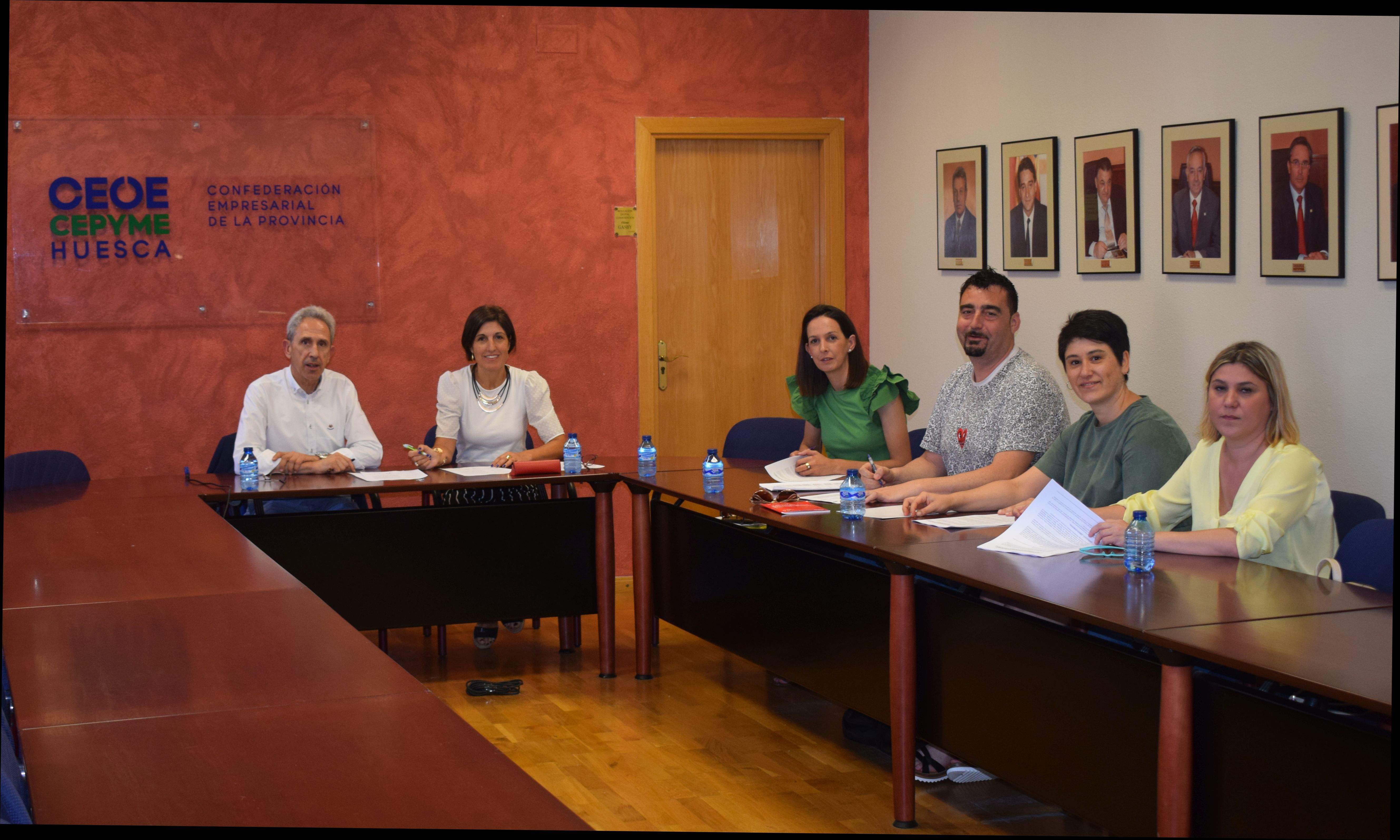 Representantes de Ceoe Cepyme y CCOO en la firma del convenio