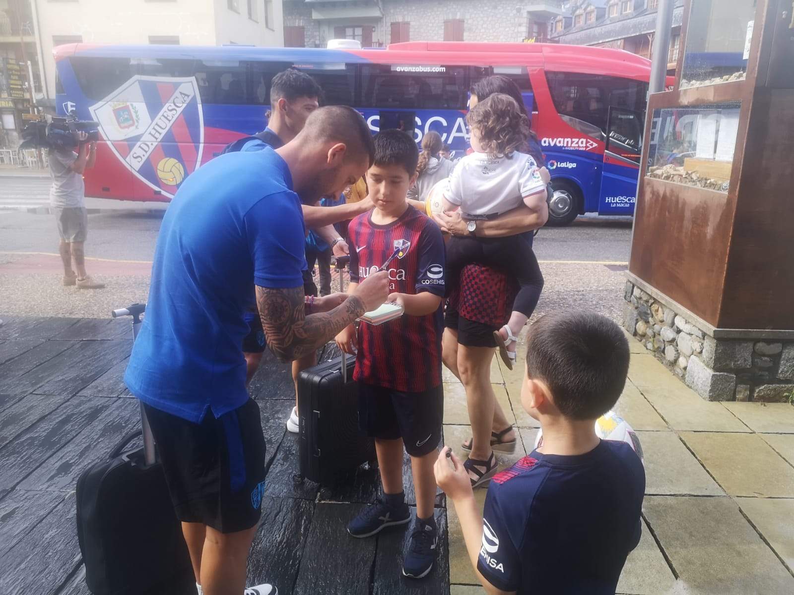 Óscar Sielva firma un autógrafo a un joven en su llega a Benasque. Foto: Héctor Rodríguez