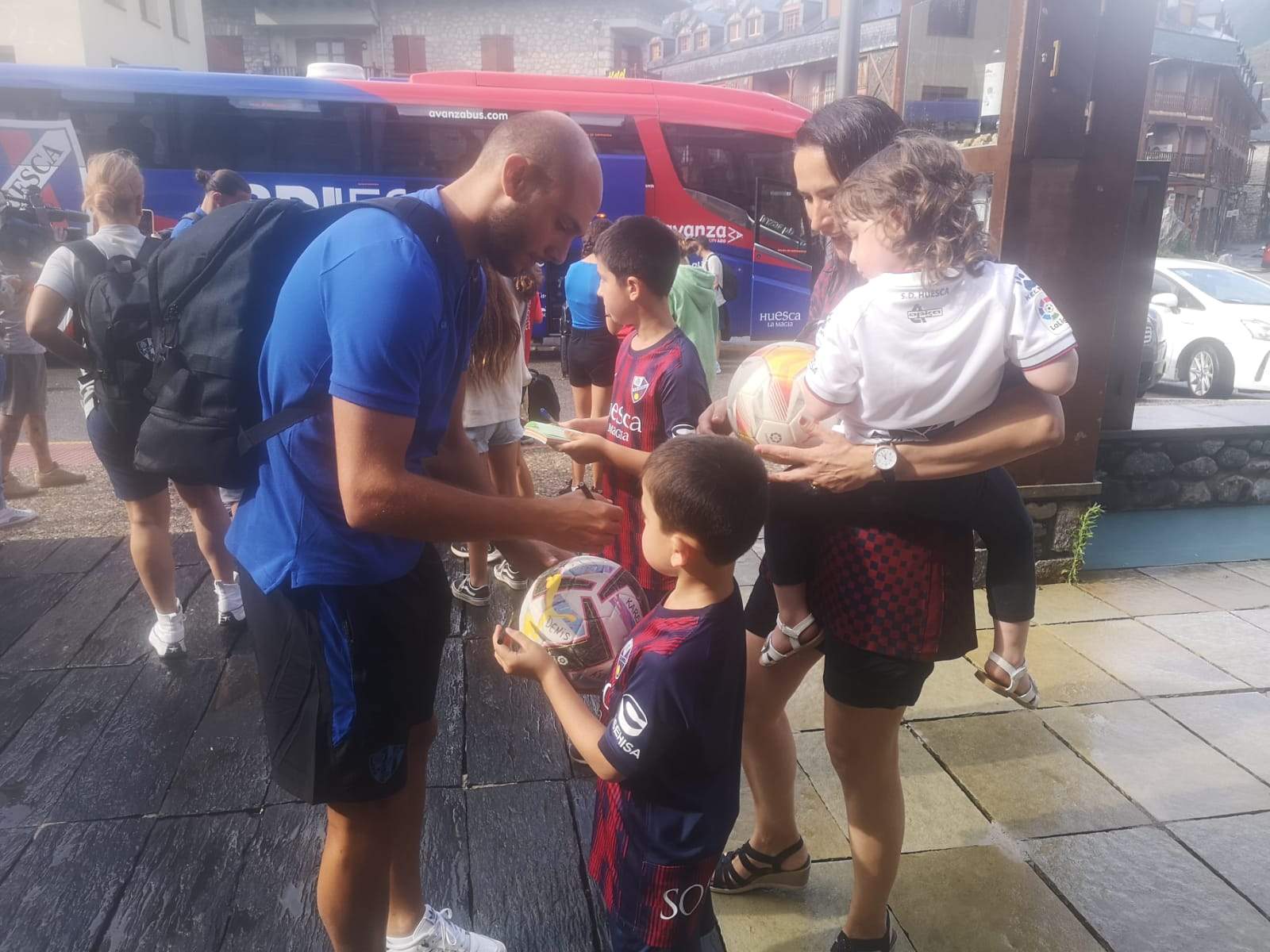 Jóvenes aficionados reciben al Huesca a su llegada a Benasque. Foto: Héctor Rodríguez